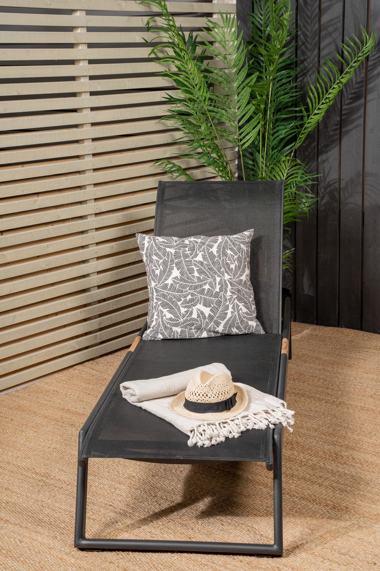 Elegante Mexiko Sonnenliege in Schwarz von Venture Home, ideal für entspannte Stunden im Freien. Perfekt für Garten und Terrasse.