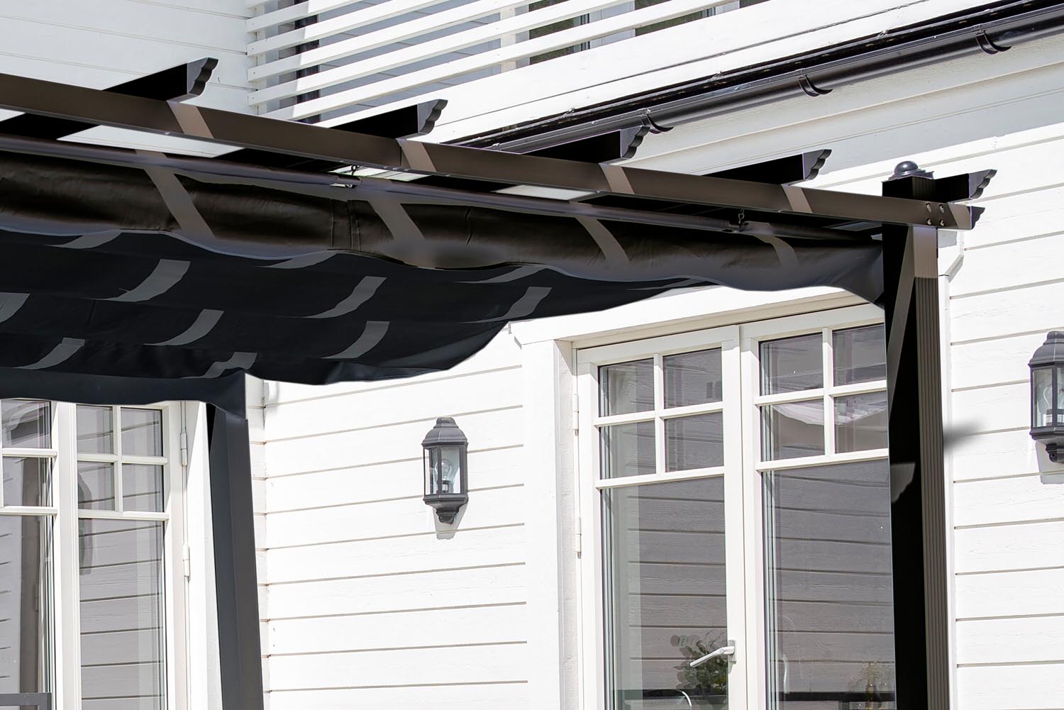 Elegante Latium Pergola von Venture Home: Hochwertiges Aluminium, flexibles Dachsystem, perfekter Rückzugsort für gesellige Abende im Freien.
