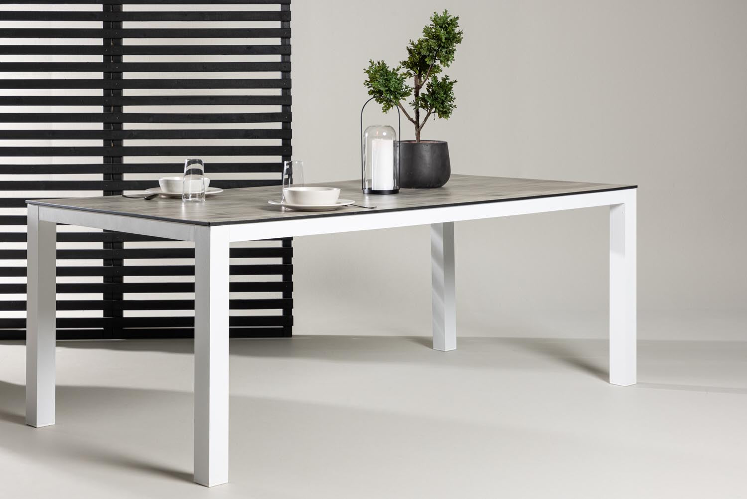 Stylischer Llama Gartentisch von Venture Home: ideal für gesellige Abende, mit robuster HPL-Tischplatte und elegantem Aluminiumgestell.