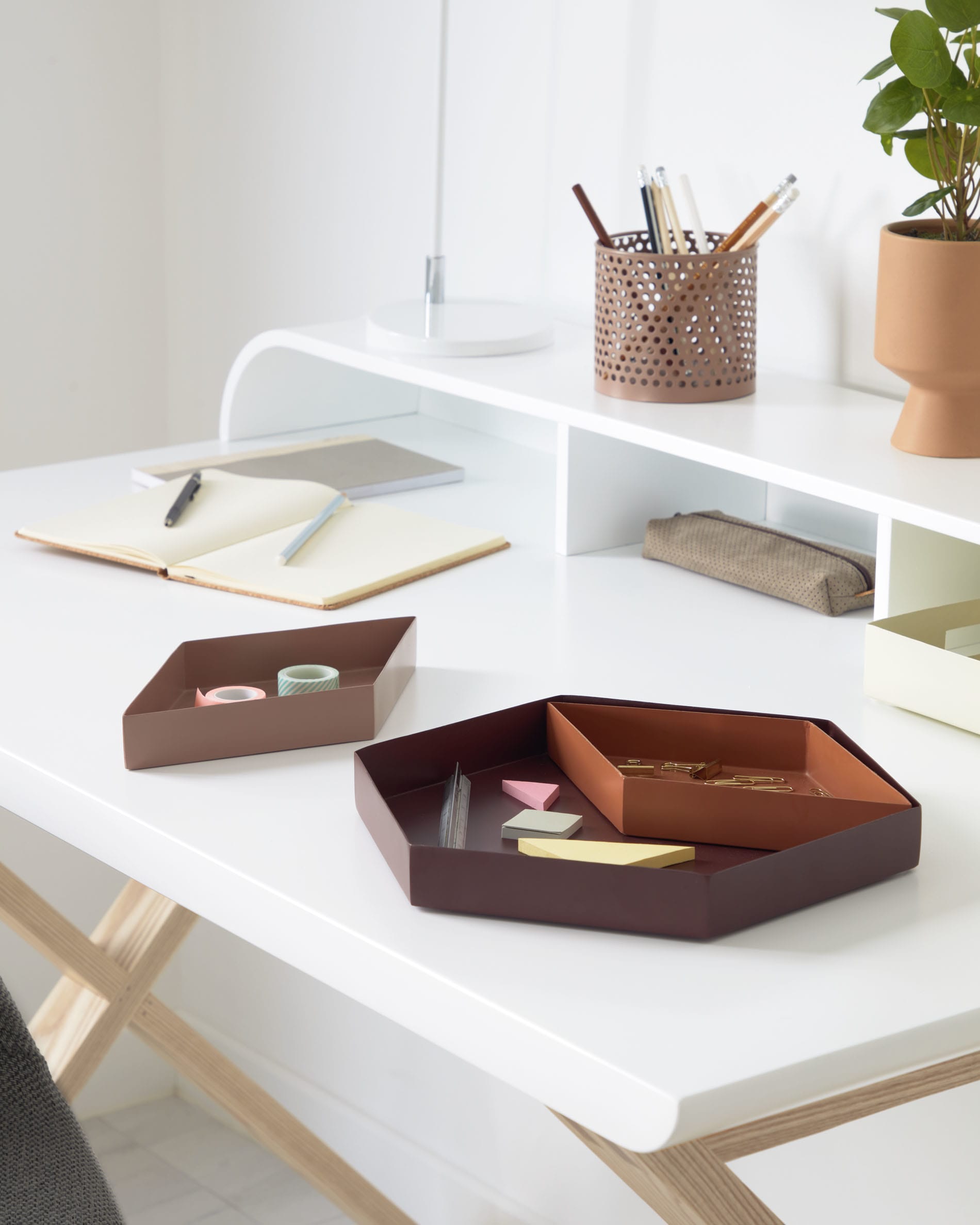Die Tipir Schreibtischleuchte in Weiß von Kave Home vereint stilvolles Design mit praktischer Beleuchtung für jeden Arbeitsplatz.