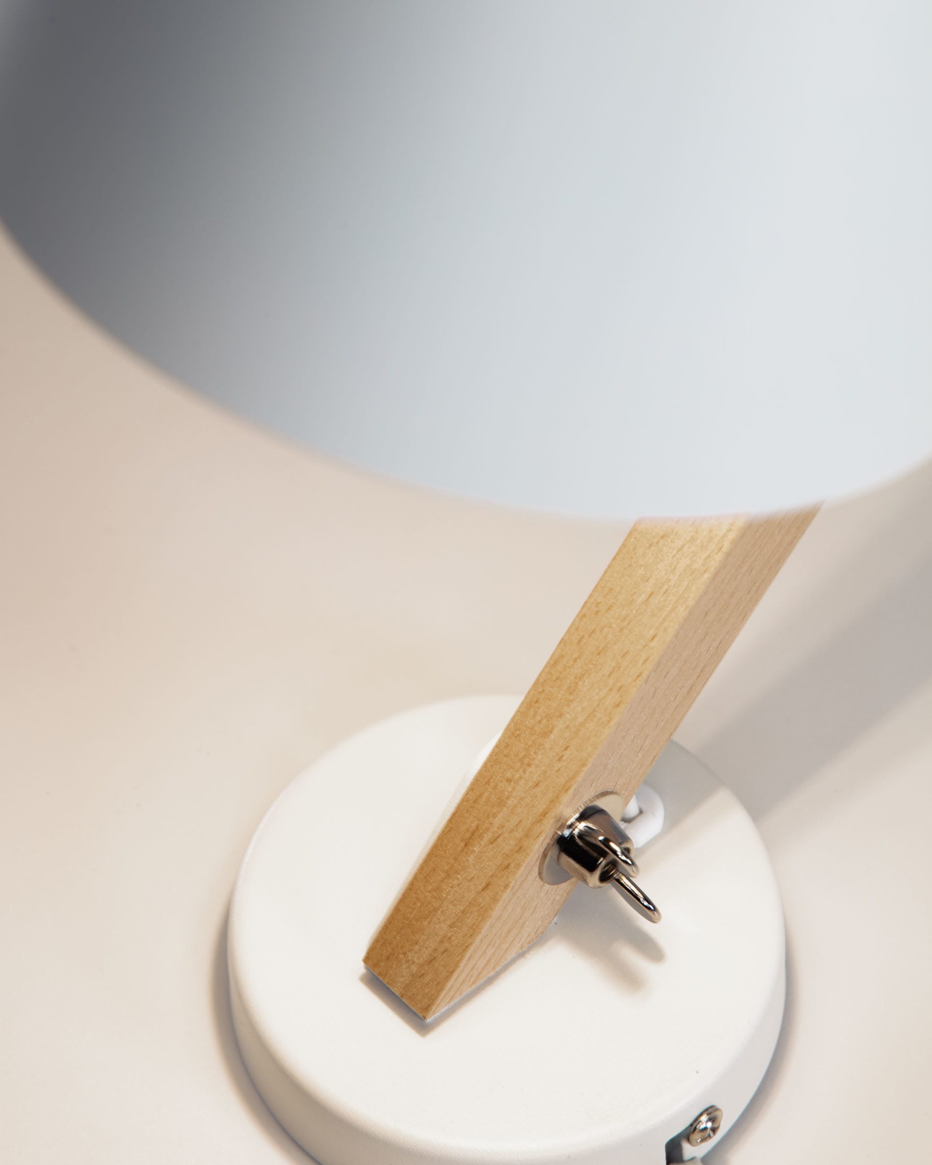 Stilvolle Wandleuchte aus Buchenholz und robustem Stahl, mit flexiblem Design und elegantem weißen Finish. Ideal für jedes moderne Zuhause.