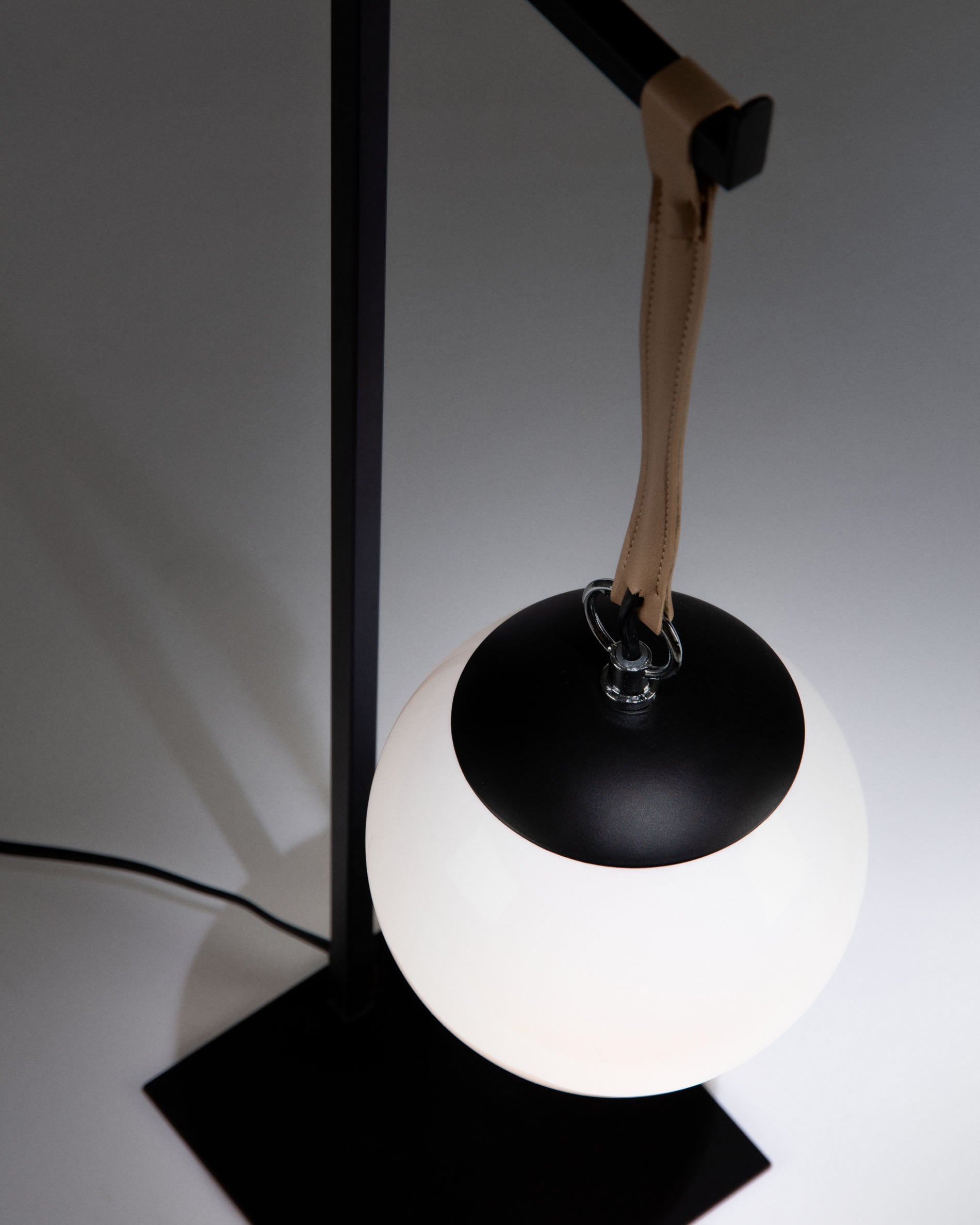 Elegante Monteiro Tischlampe von Kave Home, ideal für stimmungsvolle Beleuchtung und geschmackvolle Akzente in jedem Wohnraum.