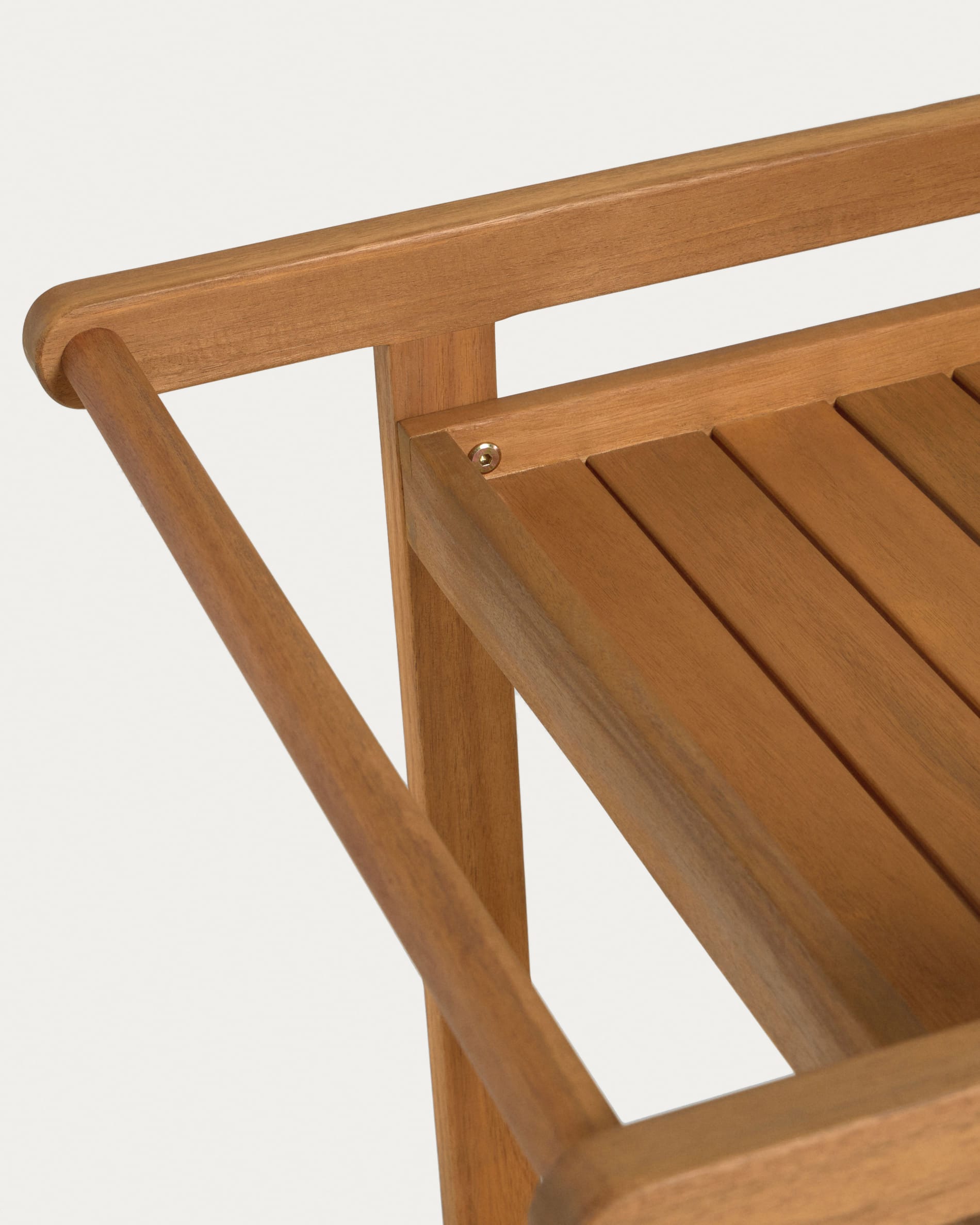Eleganter Felisa Serviertisch aus massivem Akazienholz (55 x 73 cm) von Kave Home – perfekt für stilvolle Outdoor-Events und gemütliche Abende im Freien.