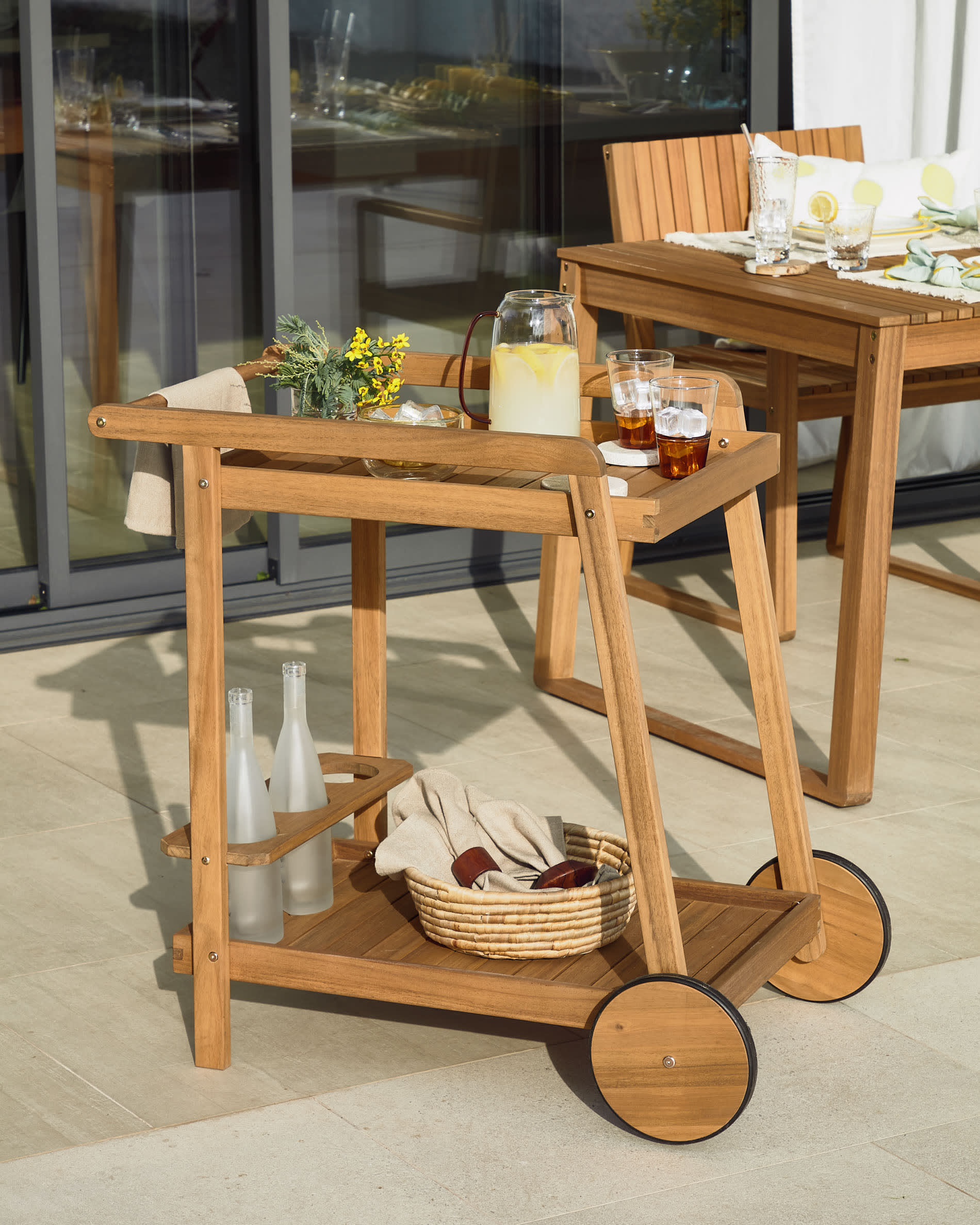 Robuster Felisa Serviertisch aus massivem Akazienholz, 55 x 73 cm, mit praktischen Rädern für flexibles Outdoor-Essen. FSC-zertifiziert.
