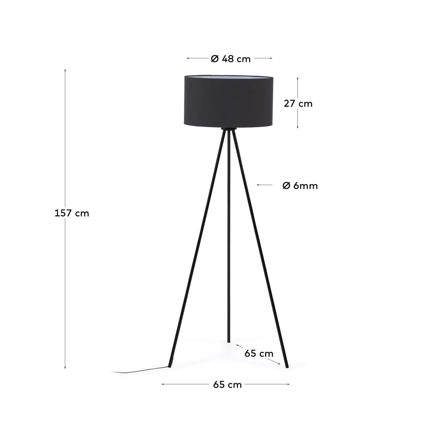 Stilvolle Ikia Stehlampe in Schwarz von Kave Home: Robustes Metall, elegantes Design, perfekte Beleuchtung für jedes moderne Zuhause.