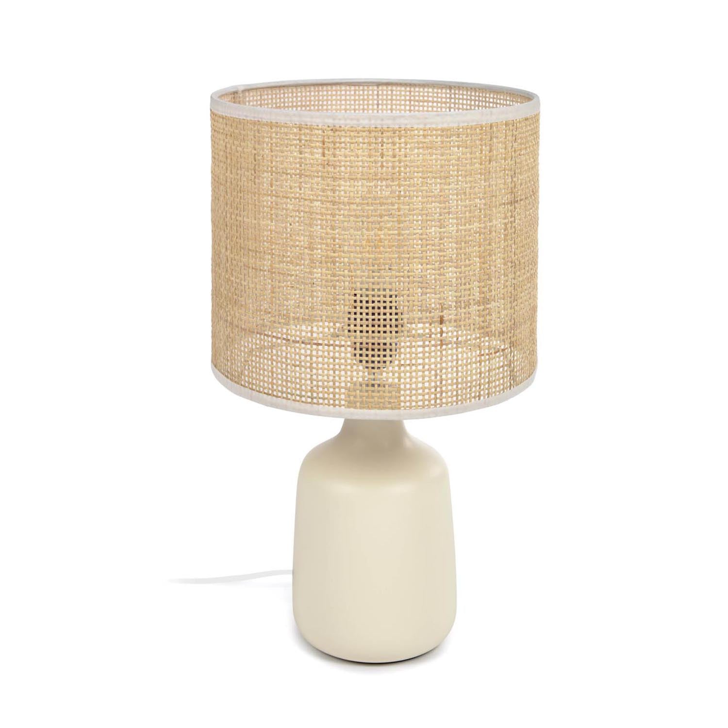 Entdecken Sie die Erna Tischlampe von Kave Home: elegante Keramik und Bambus, perfekte Nachttischlampe für modernes Wohnen.