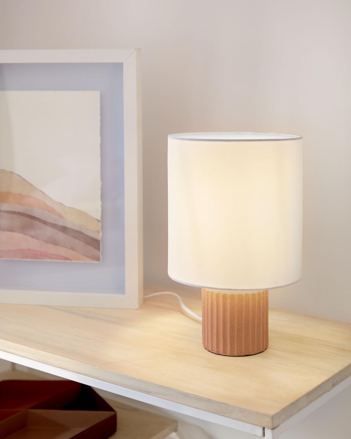 Elegante Eshe Keramiklampe in Terrakotta-Weiss von Kave Home.