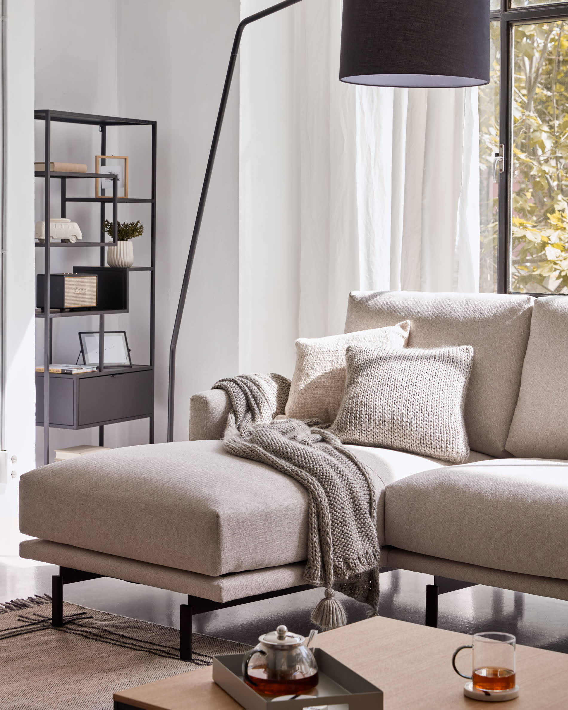 Elegante Ciana Stehlampe aus robustem Metall mit modernem schwarzem Finish und einem minimalistischen Baumwollschirm, ideal für jedes Wohnambiente.