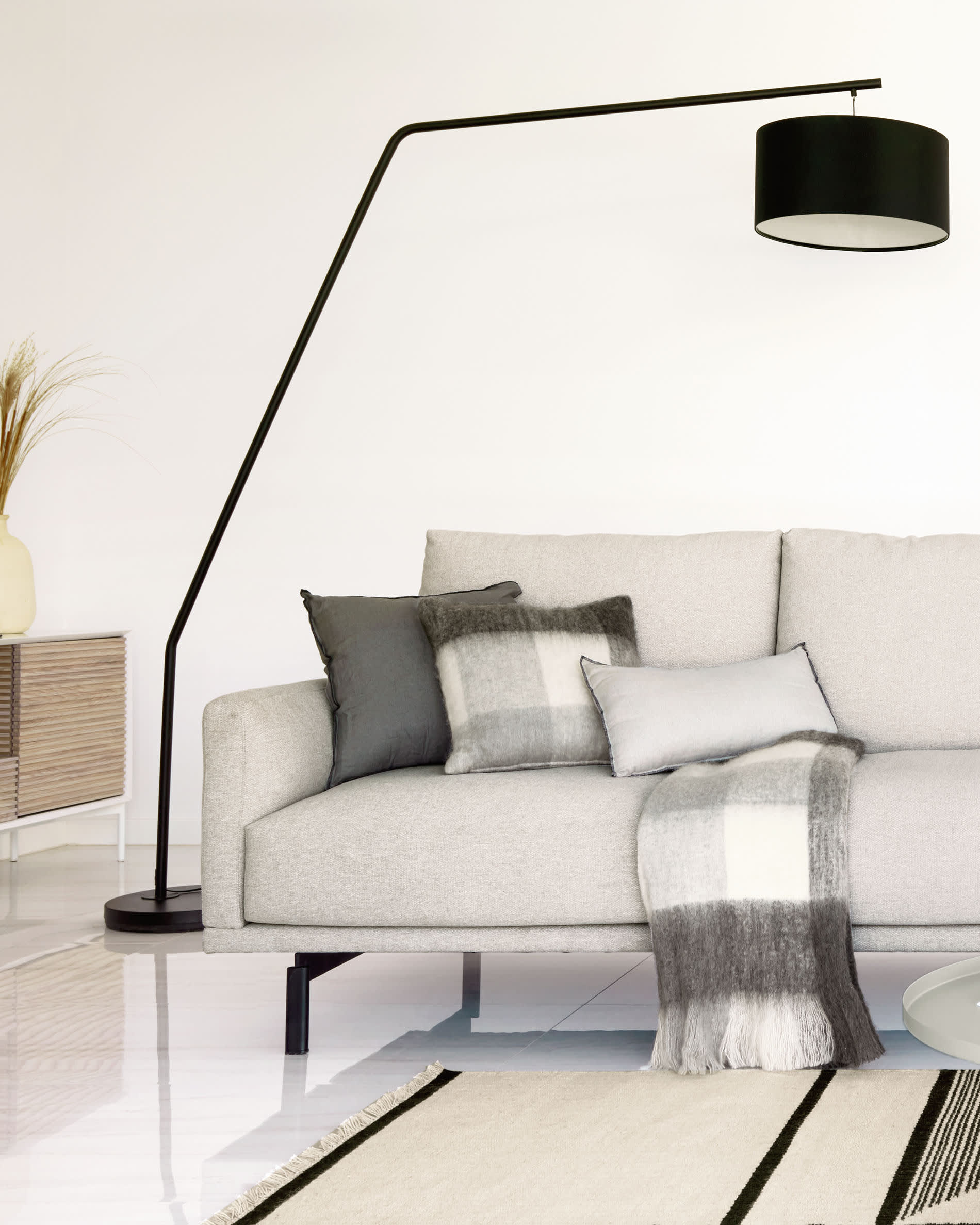 Moderne Ciana Stehlampe aus schwarzem Metall mit einem stilvollen Baumwollschirm, perfekt für einladende Wohnräume und gemütliche Beleuchtung.