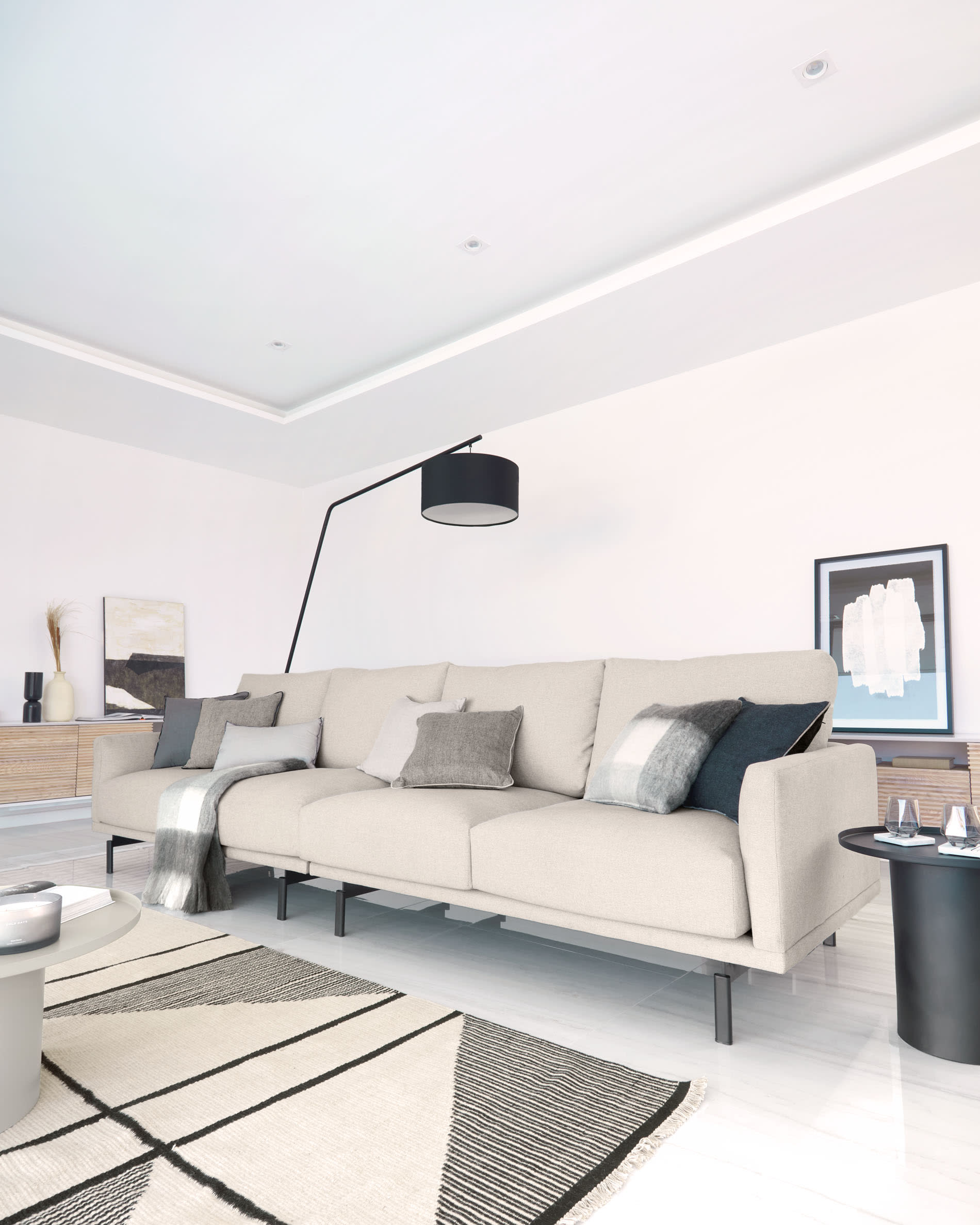 Moderne Ciana Stehlampe aus Metall in elegantem Schwarz, ausgestattet mit einem schlichten Baumwollschirm, perfekt für stilvolle Wohnräume.