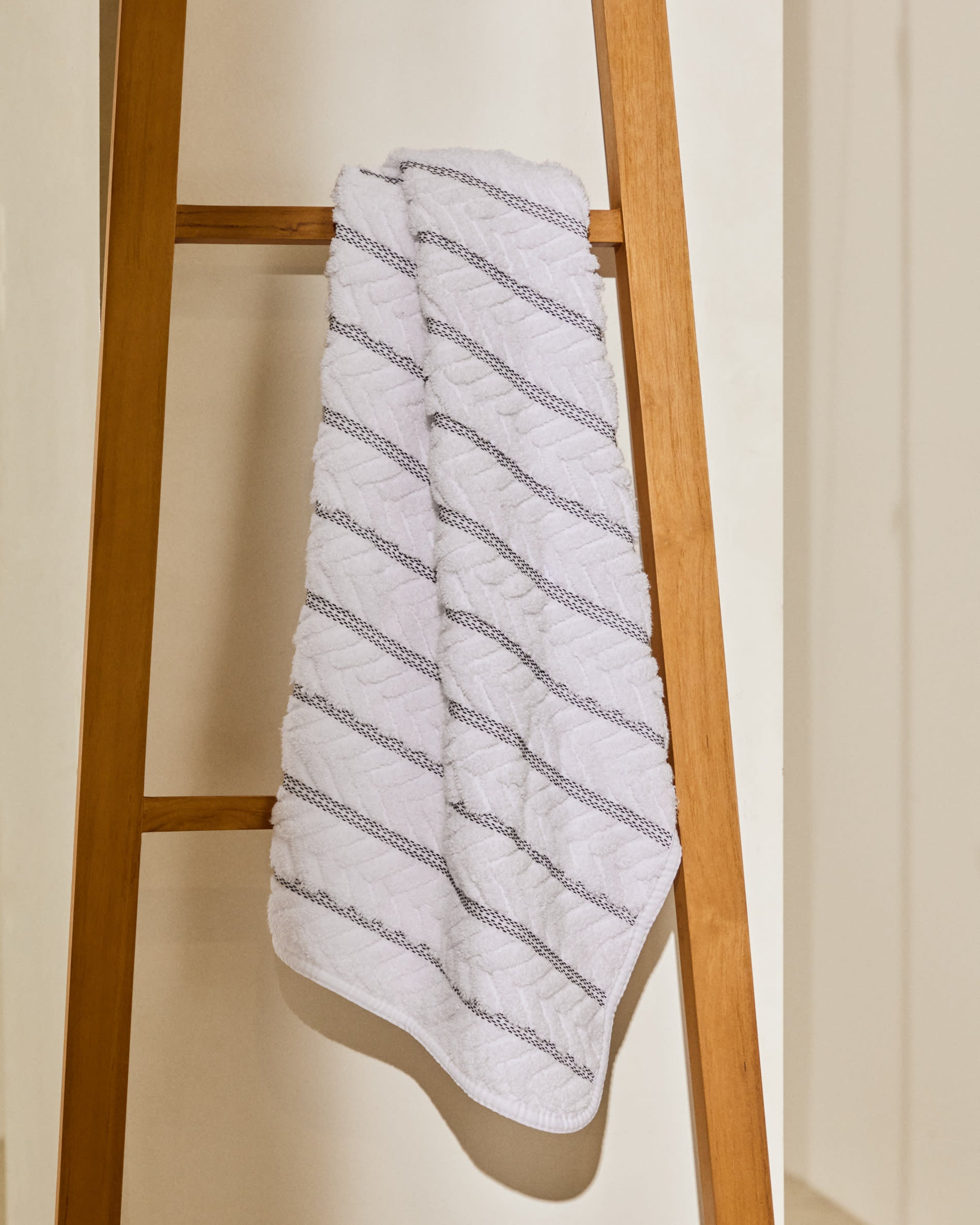 Stilvoller Handtuchhalter aus hochwertigem Teakholz, 50 x 160 cm, mit natürlichem Look, perfekt für moderne Badezimmergestaltung.