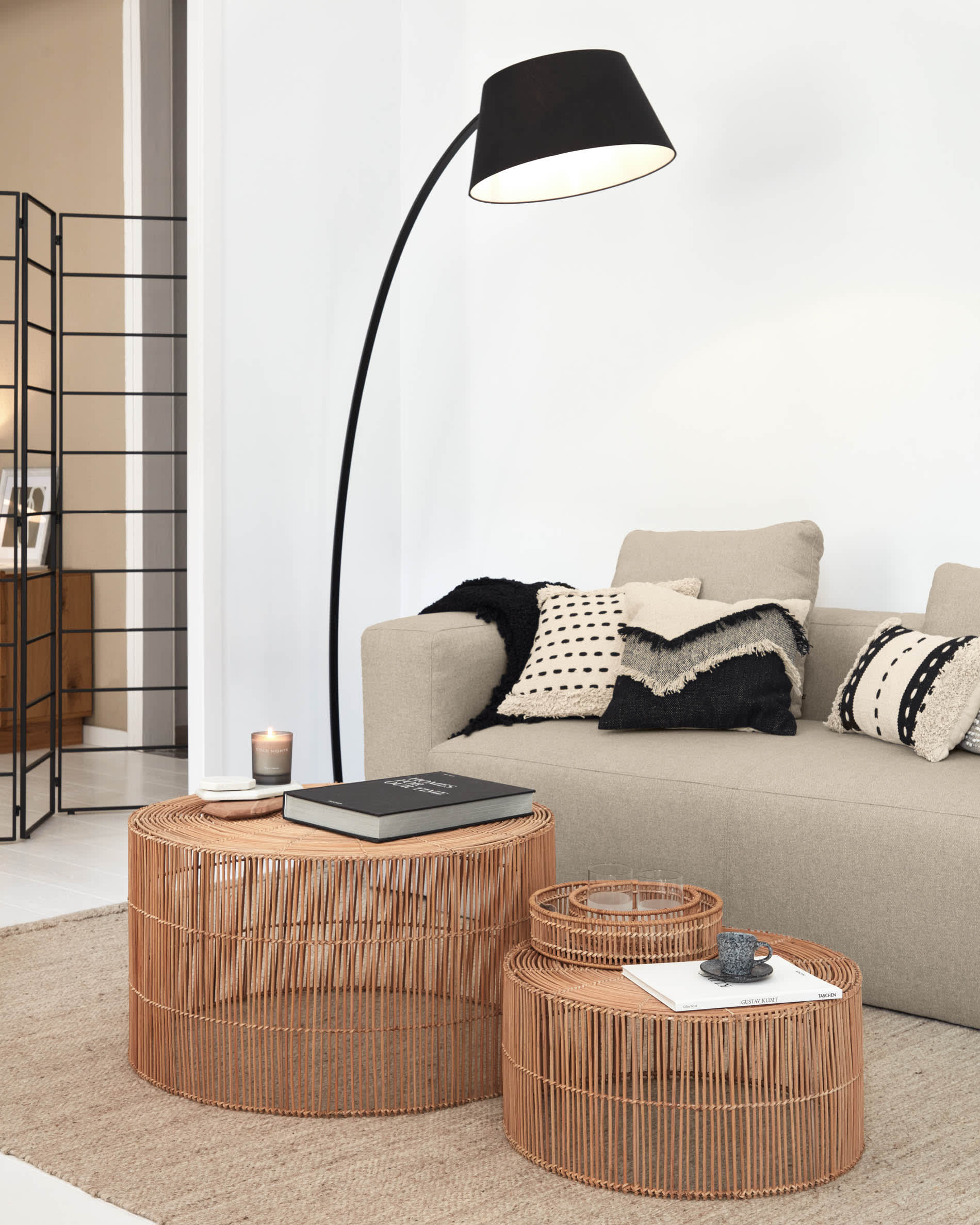 Set aus zwei stilvollen Couchtischen aus 100% Rattan, handgefertigt mit natürlichem Finish, Durchmesser 66 cm und 55 cm, von Kave Home.