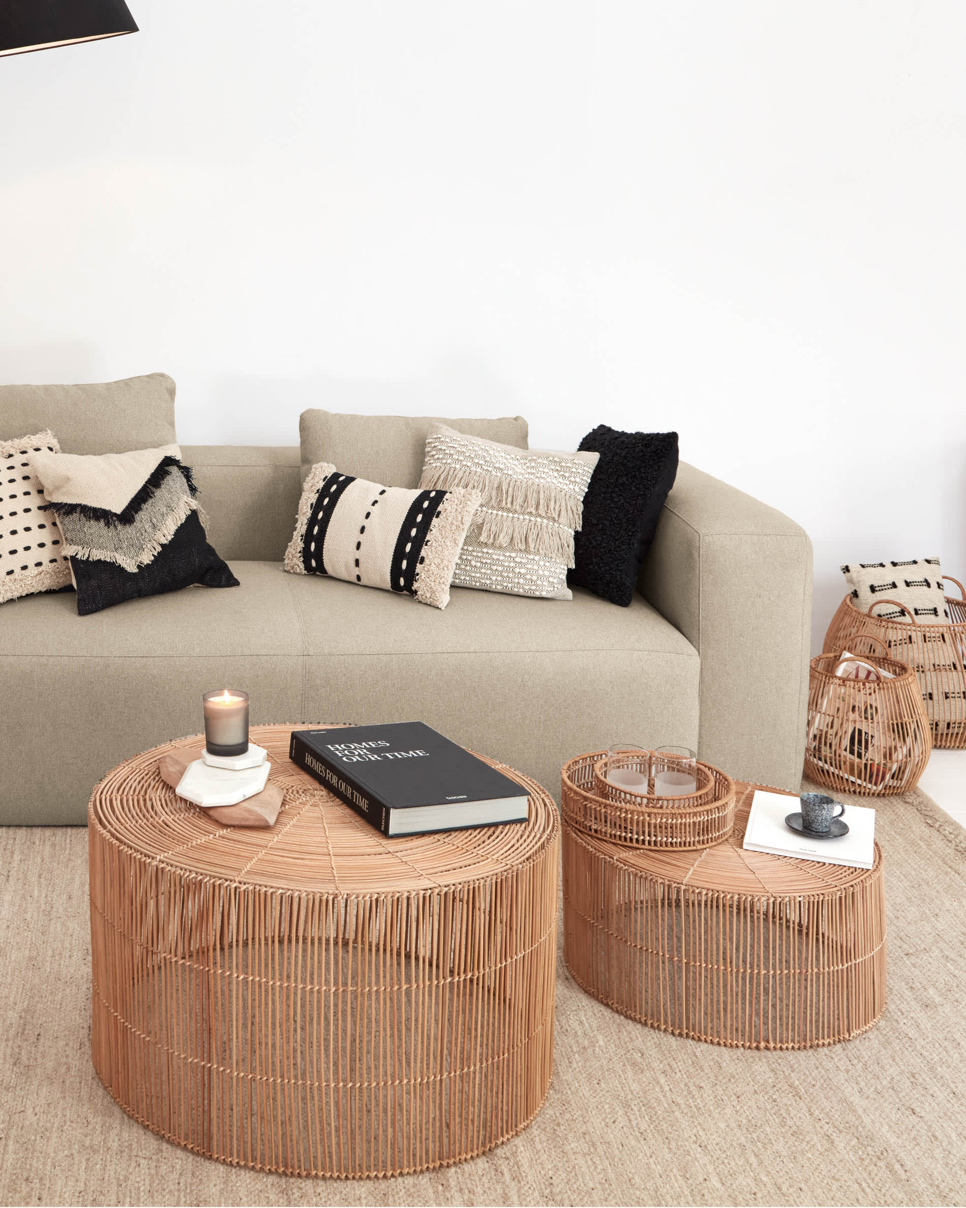 Set Elmima: 2 handgefertigte Couchtische aus 100% Rattan, mit natürlichem Finish, nachhaltig, Ø 66 cm und Ø 55 cm, von Kave Home.