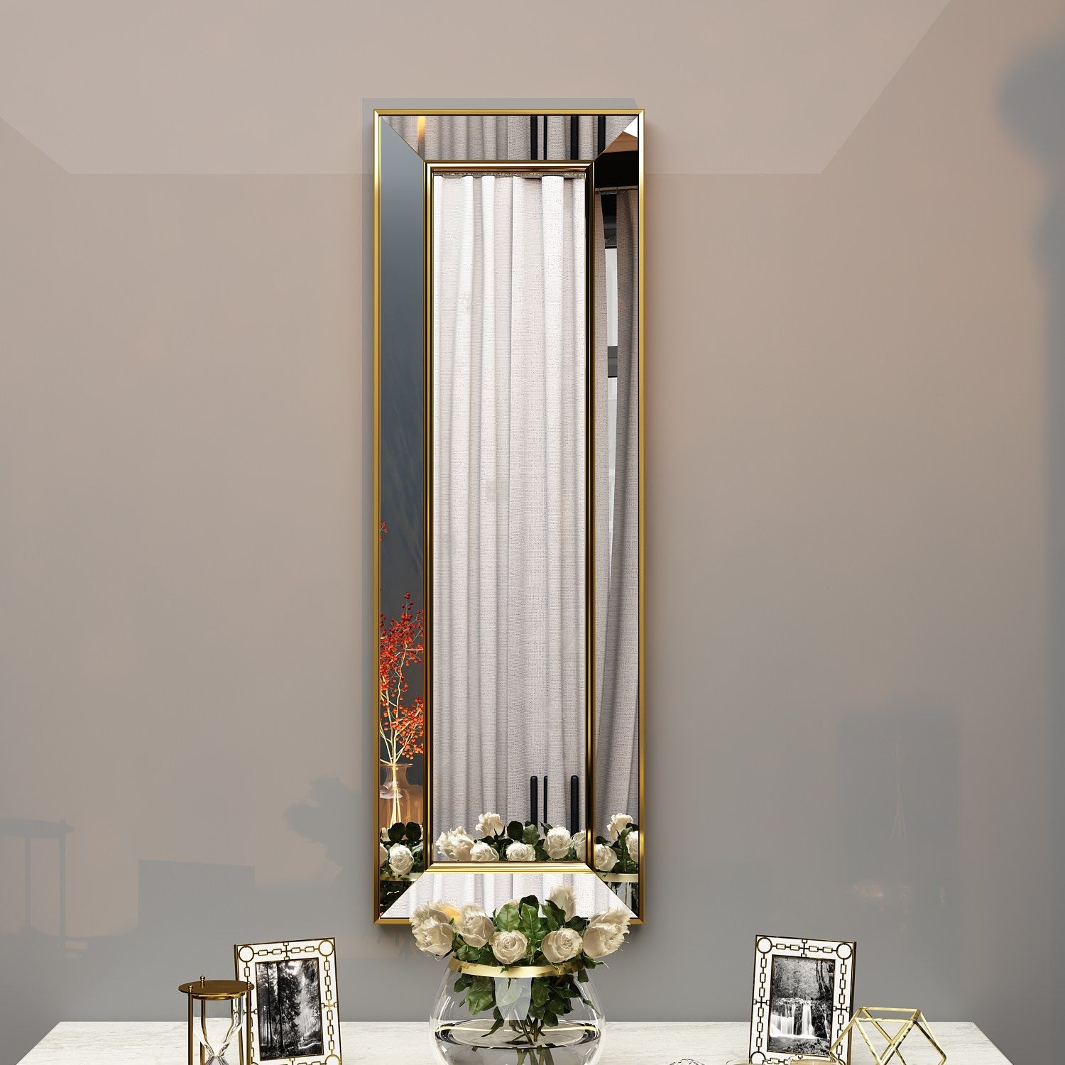 Verleihen Sie Ihrem Zuhause mit dem Carlos Spiegel von Hanah Home einen Hauch von Luxus. Der goldene Rahmen und die klare Reflexion machen ihn zum perfekten Blickfang.