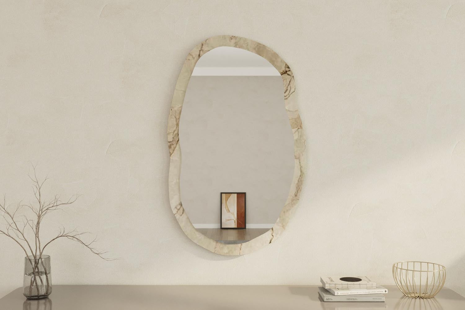 Verleihen Sie Ihrem Raum mit dem Lossa Spiegel von Hanah Home in Ephesus Marmor einen Hauch von Eleganz und Stil. Ideal für jedes Zuhause!