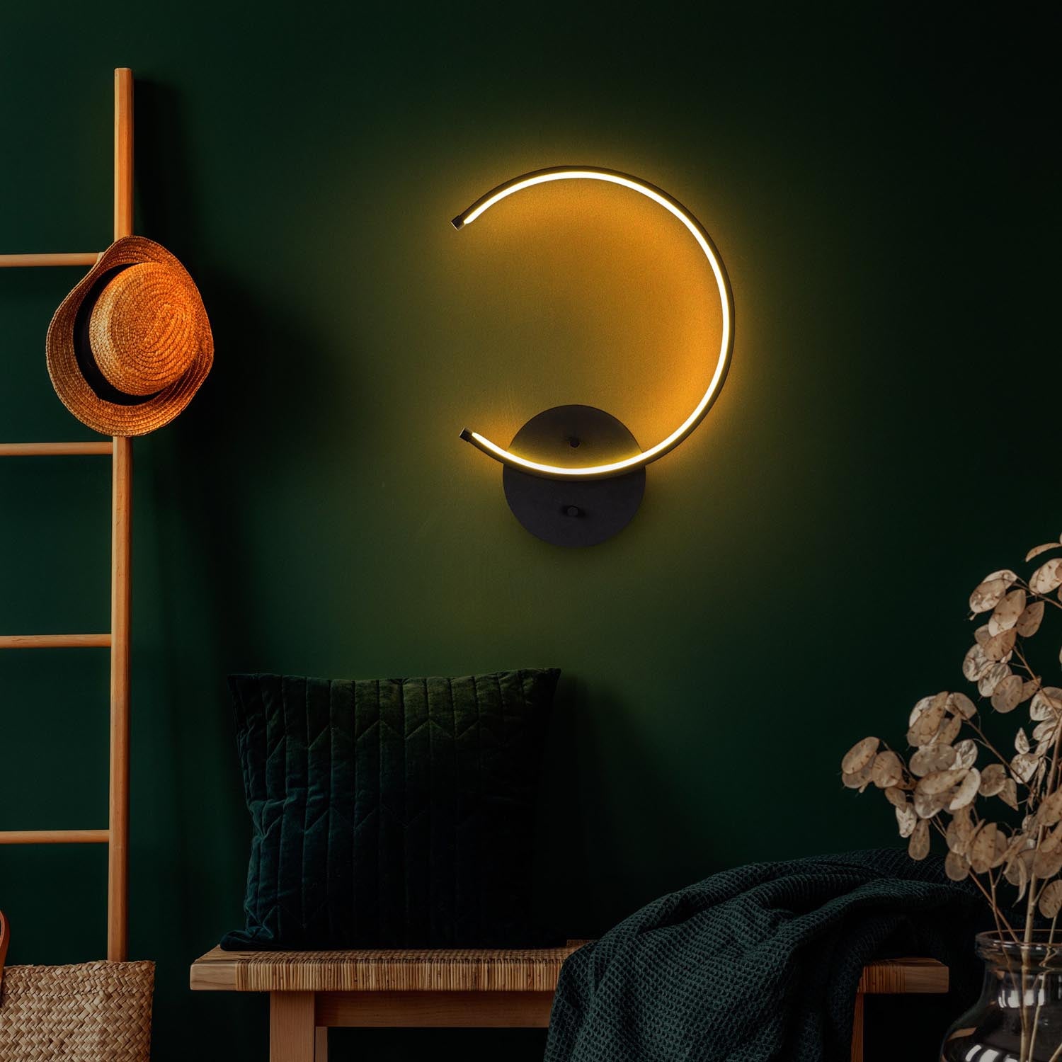 Erleben Sie die Moon Wandleuchte von Opviq in elegantem Schwarz – die perfekte Kombination aus modernem Design und gemütlicher Beleuchtung für jeden Raum.