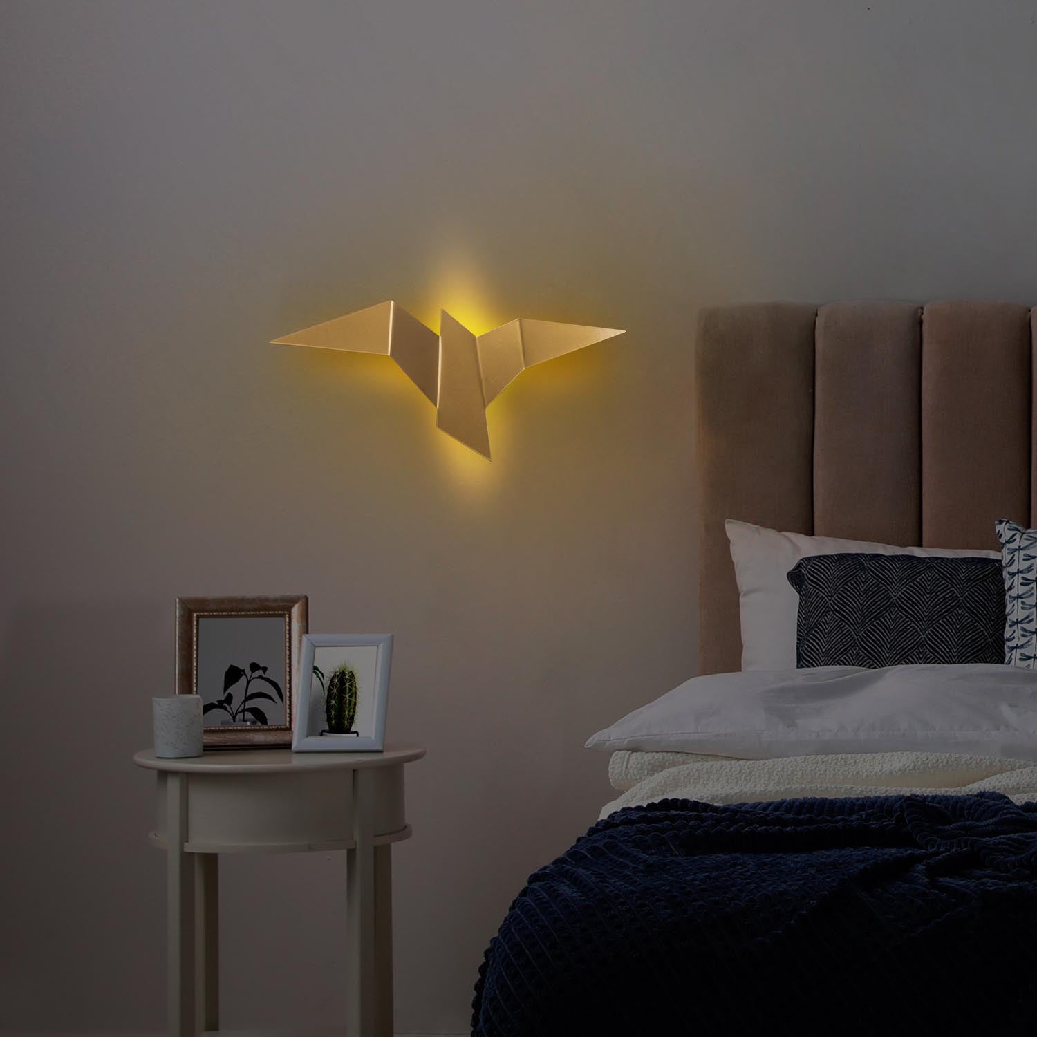 Entdecken Sie die elegante Pacalı Wandleuchte in Gold von Opviq. Perfekte Kombination aus Stil und Funktionalität für Ihr Zuhause.