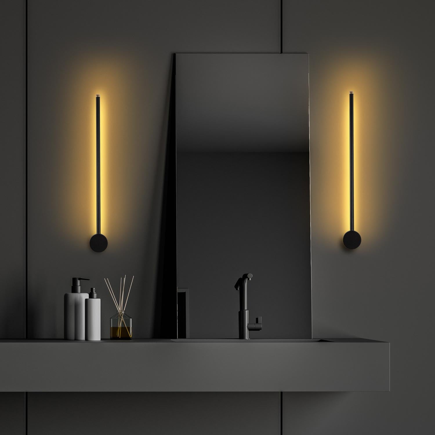 Entdecken Sie die Sword Wandleuchte von Opviq in elegantem Schwarz. Ideal für stilvolle Akzente und warme Lichtakzente in jedem Raum.