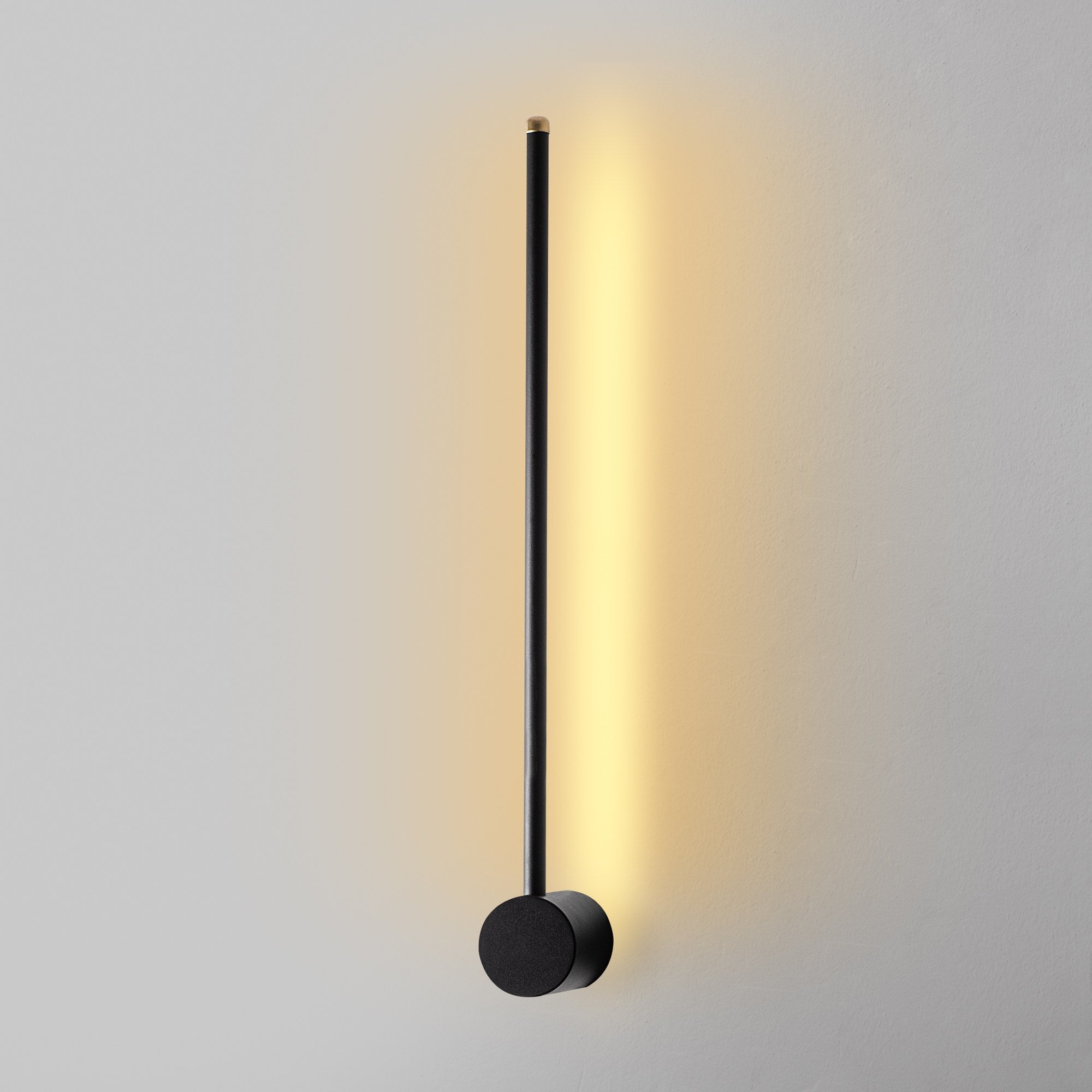 Moderne Sword Wandleuchte in Schwarz von Opviq, perfekt für stimmungsvolle Beleuchtung und zeitgemäße Raumgestaltung.
