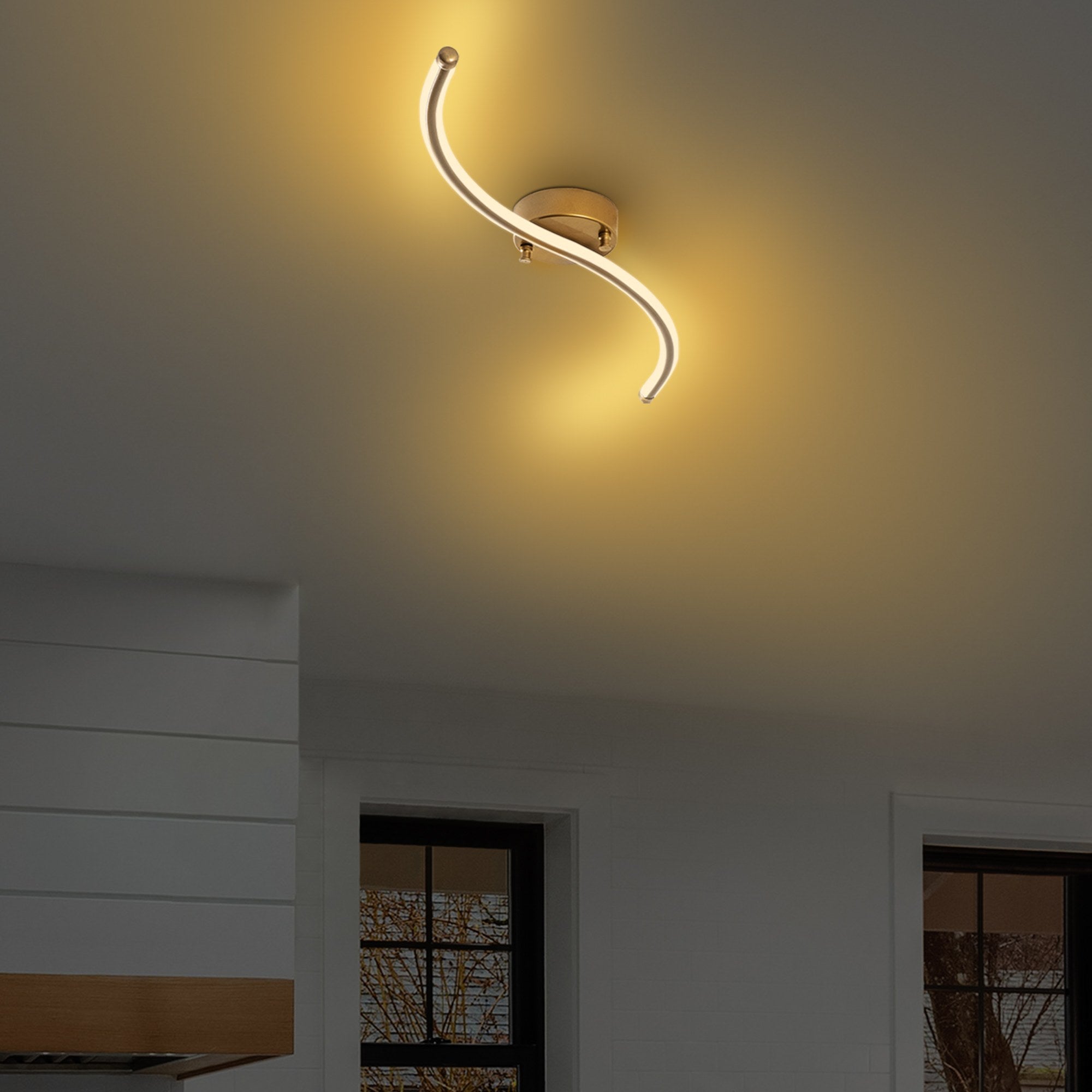 Elegante Yılan Deckenleuchte in Gold von Opviq. Verleihen Sie Ihrem Raum mit warmem Licht und luxuriösem Design einen Hauch von Raffinesse.