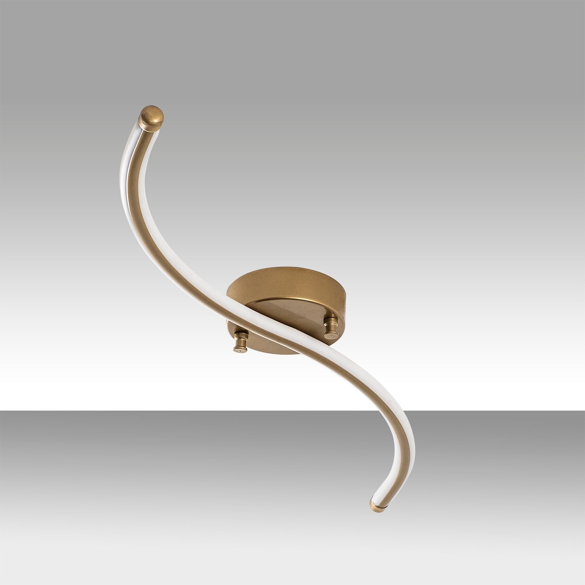 Stilvolle Yılan Deckenleuchte in edlem Gold von Opviq. Ideal für eine luxuriöse Raumgestaltung mit sanfter Beleuchtung.