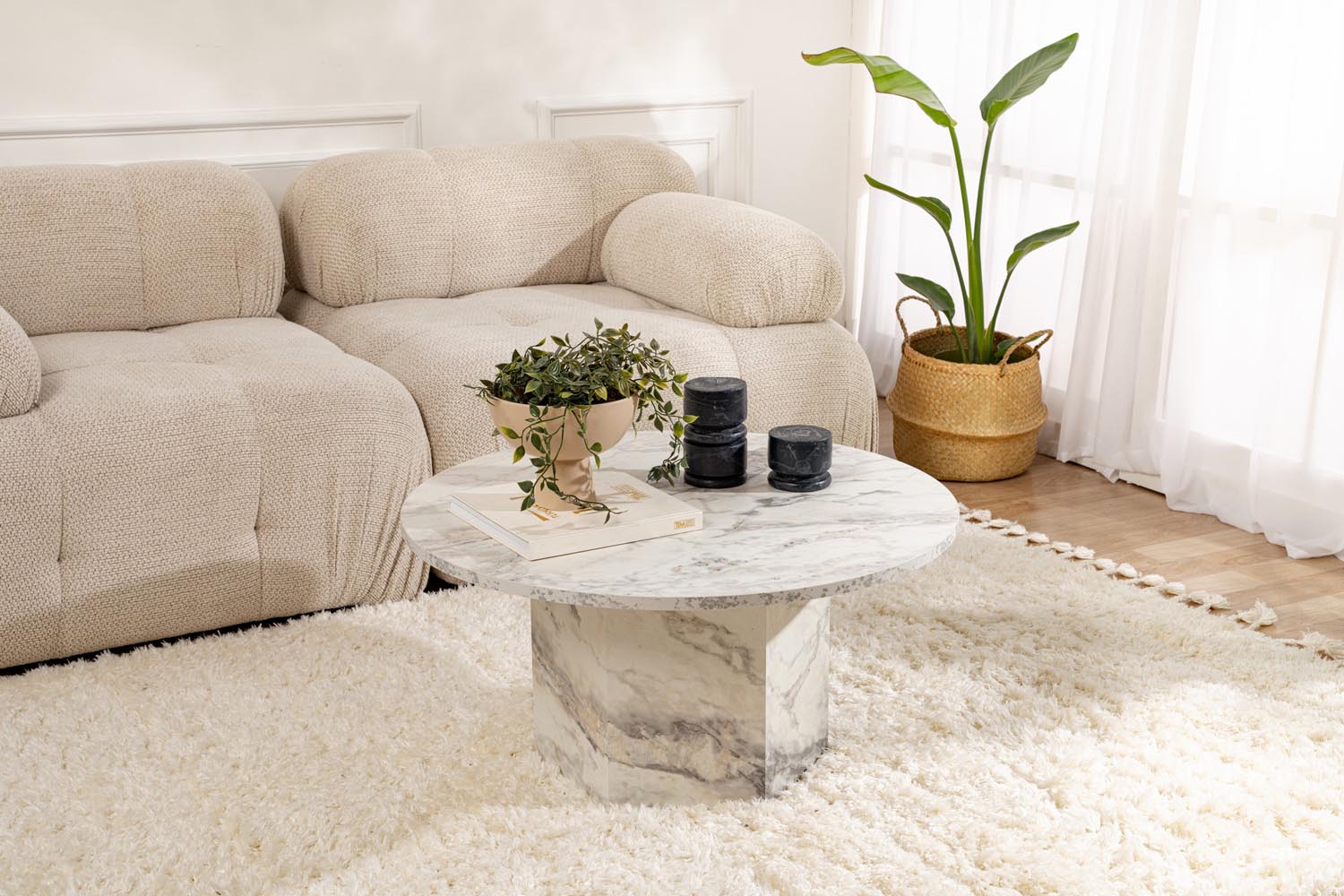 Entdecken Sie den eleganten Nova Sofatisch in Freesia-Marmor von Nordure. Stilvolles Design und hochwertige Materialien für Ihr Zuhause.