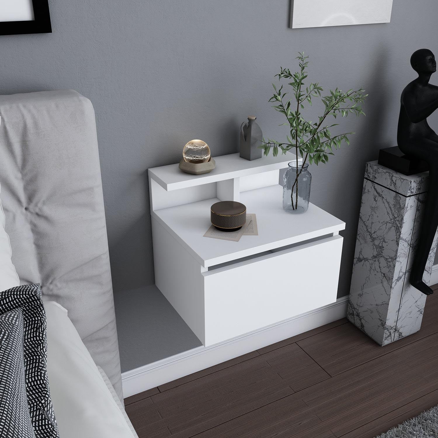 Gestalten Sie Ihr Schlafzimmer mit dem eleganten Nachttisch Alice in Weiß von Hanah Home. Ideal für zeitlose Eleganz und Funktionalität.