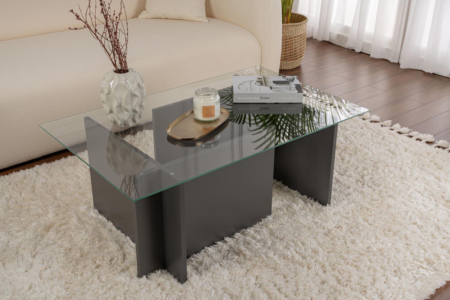 Entdecken Sie den eleganten Vetrino Sofatisch in Anthrazit von Nordure. Hergestellt aus robustem, gehärtetem Glas, vereint er Stil und Funktionalität.