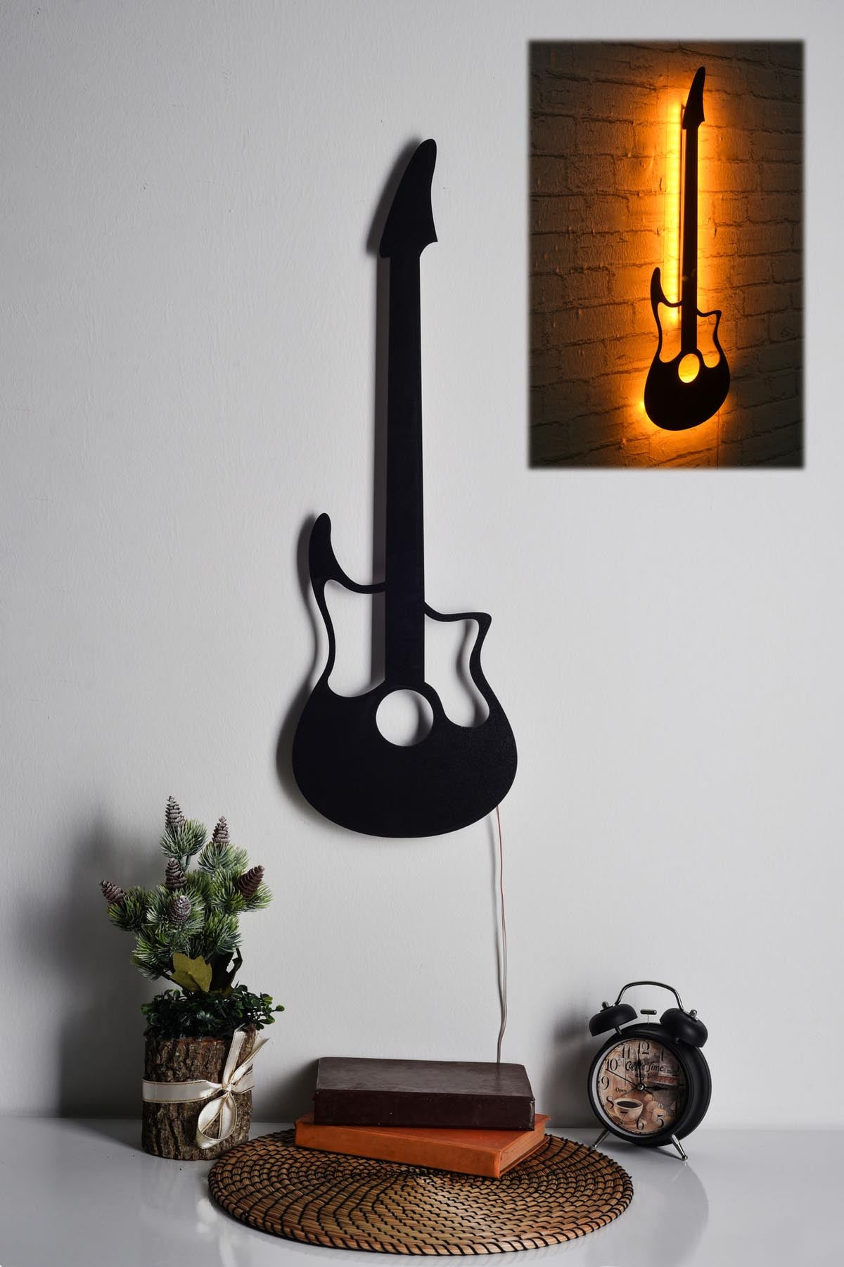 Entdecken Sie die Guitar Wandleuchte in Gelb von Wallity – eine stilvolle LED-Beleuchtung, die Wärme und Eleganz in Ihr Zuhause bringt.
