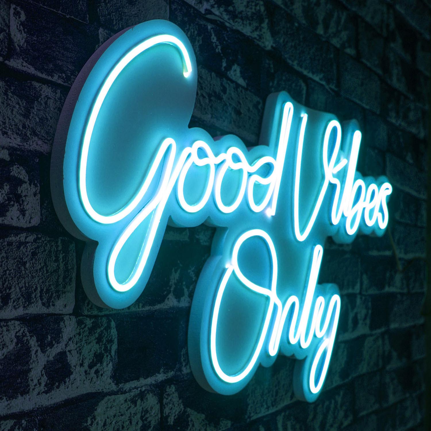 Entdecken Sie die Good Vibes Only 2 Wandleuchte in Blau von Wallity. Verleihen Sie Ihrem Raum mit hypnotisierendem Licht eine kreative Note!