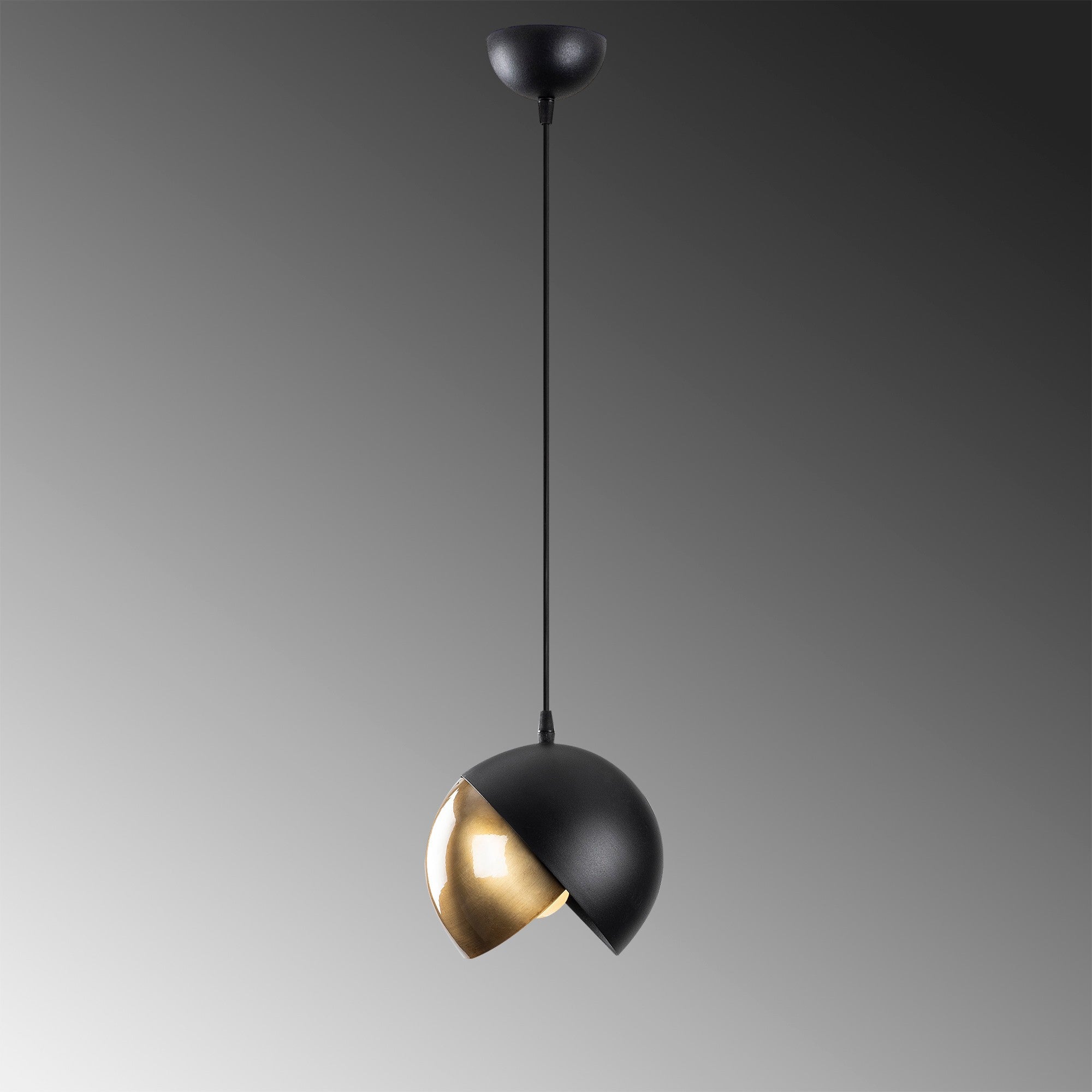 Entdecken Sie die Berceste Pendelleuchte von Opviq in edlem Schwarz-Gold – ein elegantes Design, das jeden Raum in eine stilvolle Oase verwandelt.