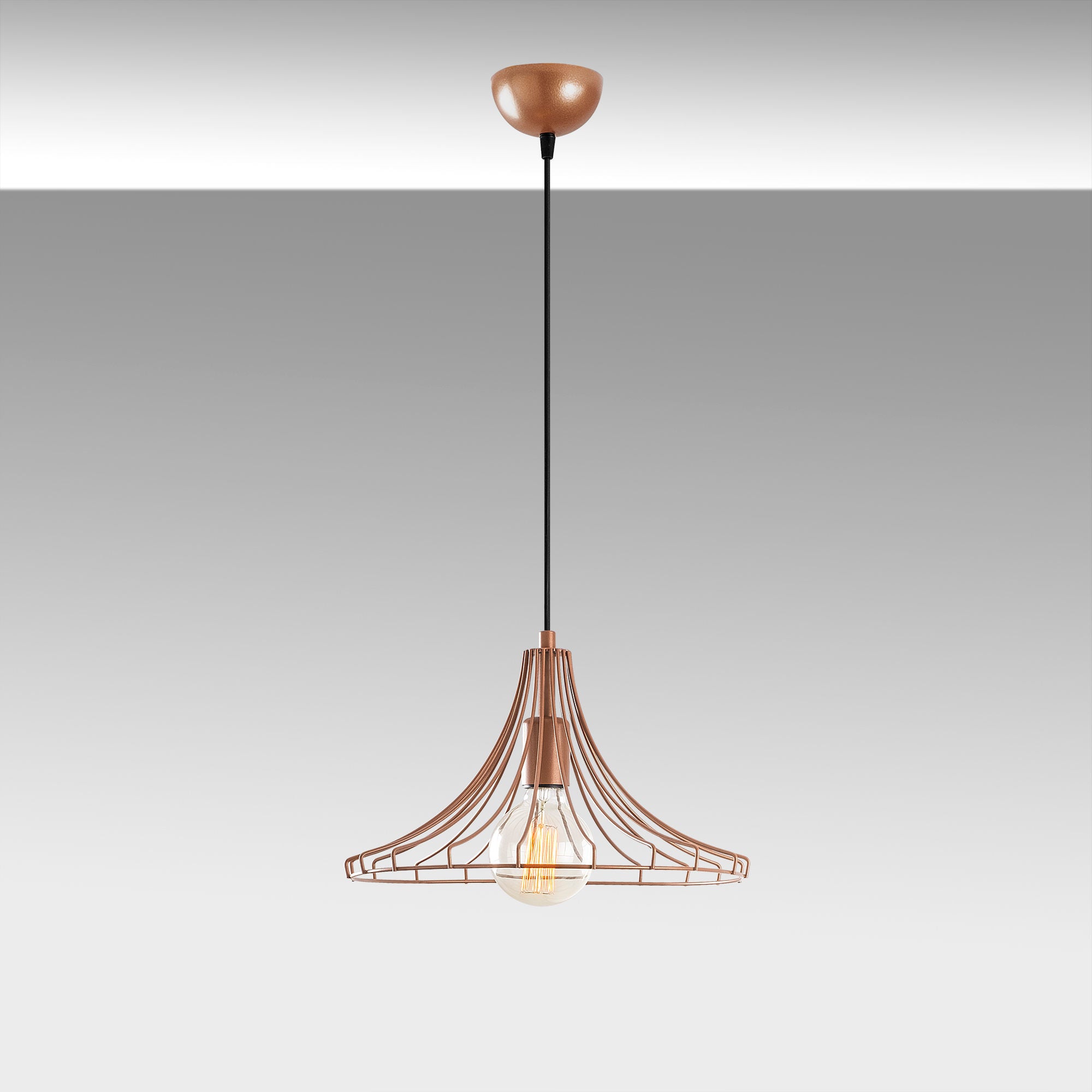 Verleihen Sie Ihrem Zuhause mit der Mezopotamya Pendelleuchte in Kupfer von Opviq einen Hauch von Eleganz und modernem Industrie-Charme.