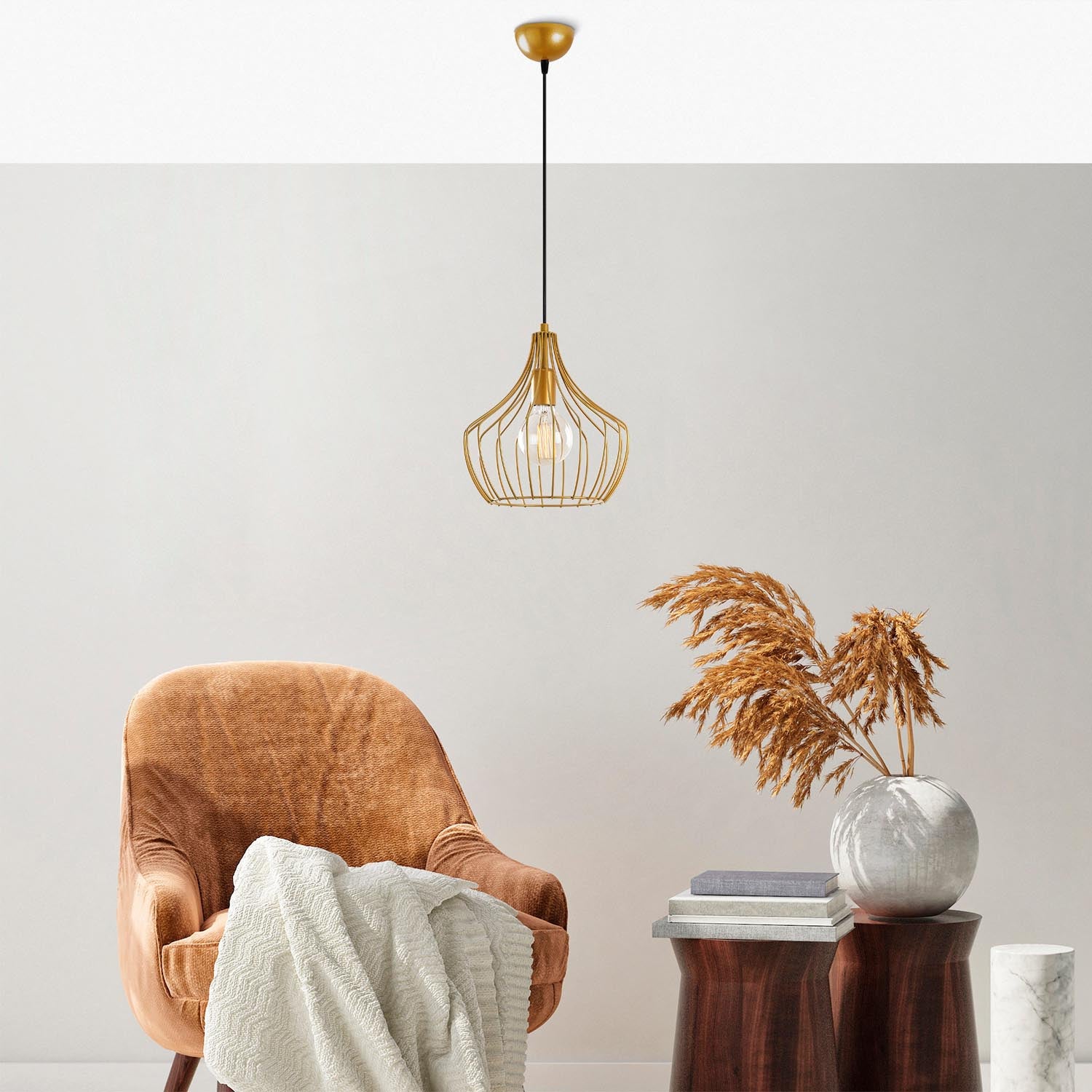 Entdecken Sie die Mezopotamya Pendelleuchte in Gold von Opviq – ein eleganter Kronleuchter, der jeden Raum mit Glamour und Stil bereichert.