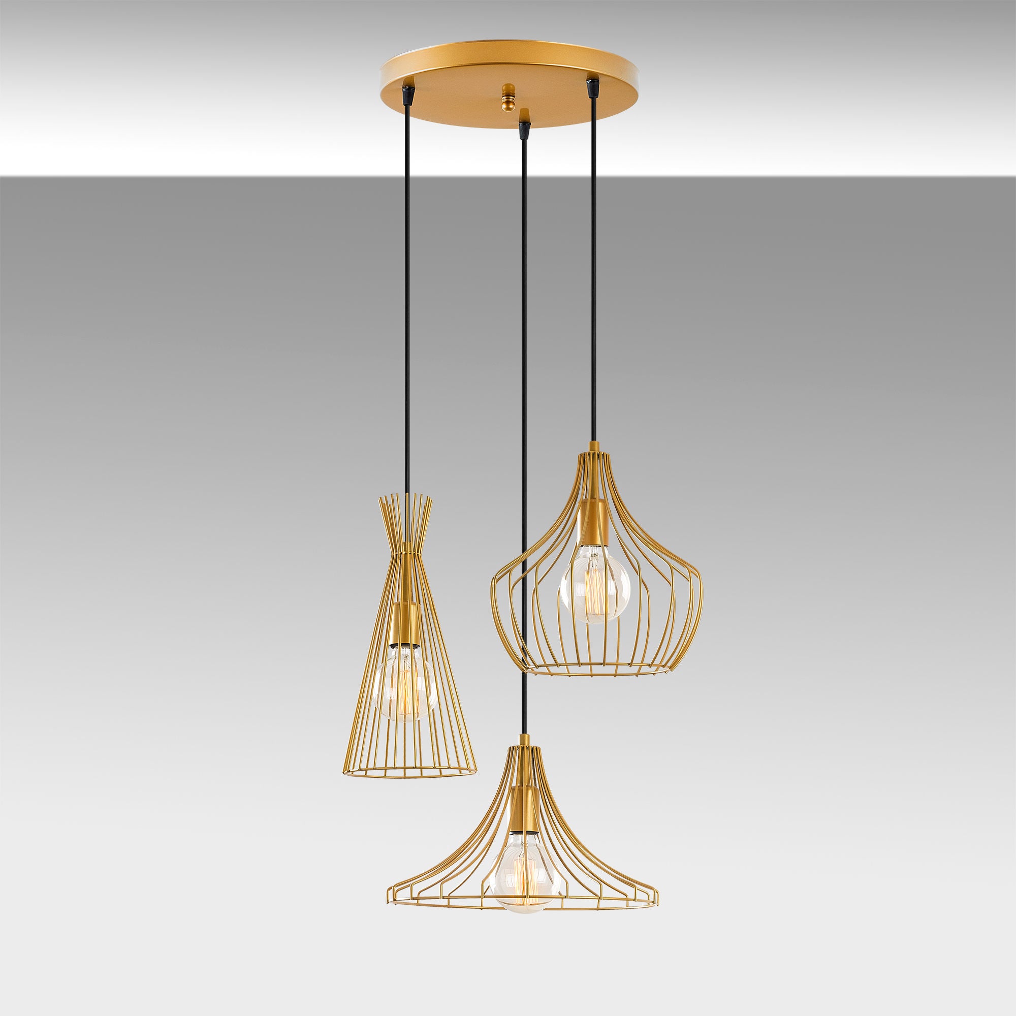 Entdecken Sie die Mezopotamya Pendelleuchte in Gold von Opviq – ein elegantes Highlight für Ihr Zuhause, das jeden Raum in ein stilvolles Ambiente verwandelt.