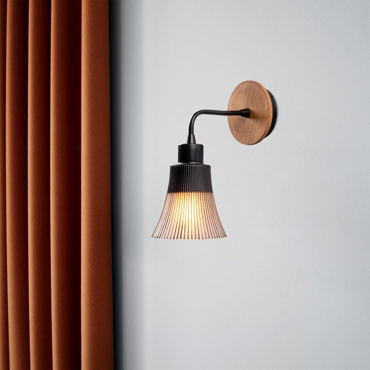 Entdecken Sie die elegante Foca Wandleuchte in Schwarz von Opviq. Perfekte Kombination aus modernem Design und warmer Beleuchtung für jeden Raum.