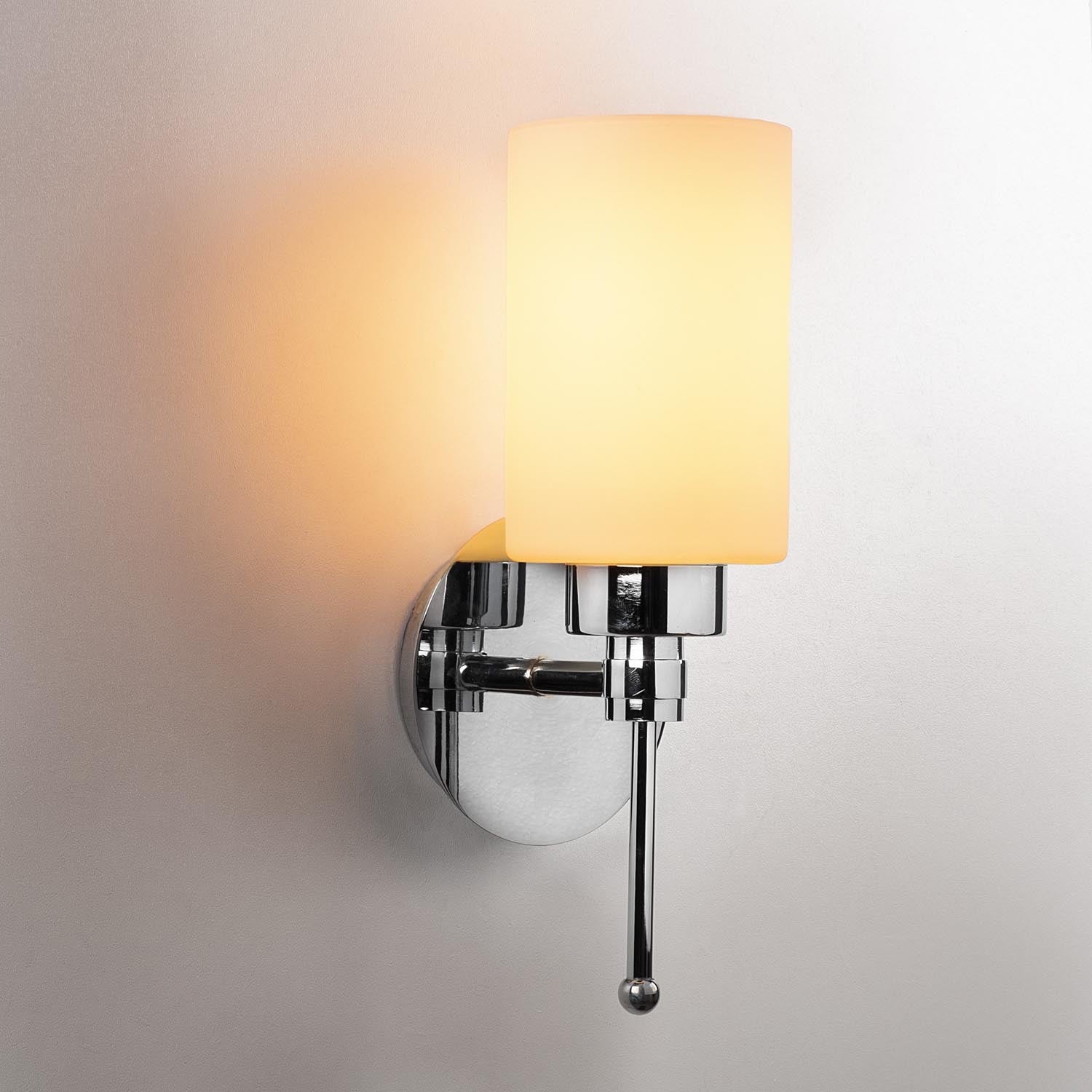 Verleihen Sie Ihrem Raum mit der eleganten Balcova Wandleuchte in Silber von Opviq einen Hauch von Raffinesse und Wärme. Perfekt für jedes moderne Zuhause.