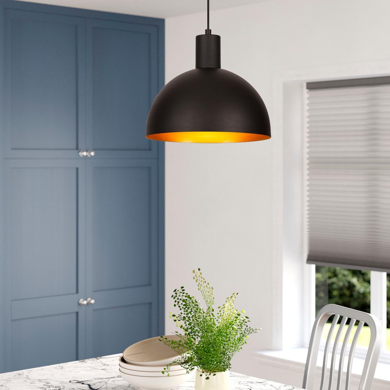Entdecken Sie die elegante Sivani Pendelleuchte in Schwarz-Gold von Opviq. Perfekt für stilvolle Akzente in jedem Raum.