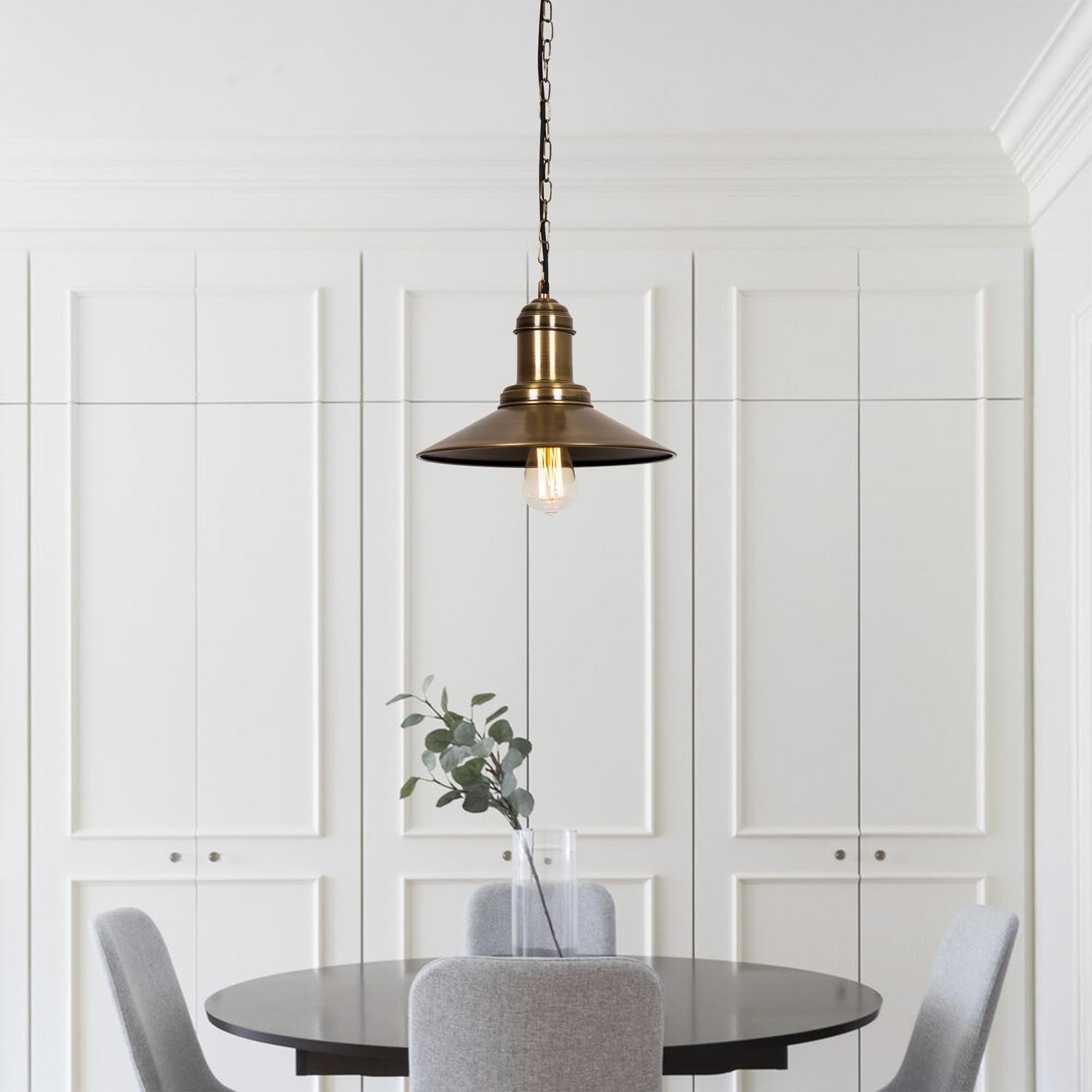 Entdecken Sie die Sivani Pendelleuchte von Opviq – ein eleganter Vintage-Kronleuchter, der jedem Raum Stil und Charme verleiht. Ideal für kreative Beleuchtung!
