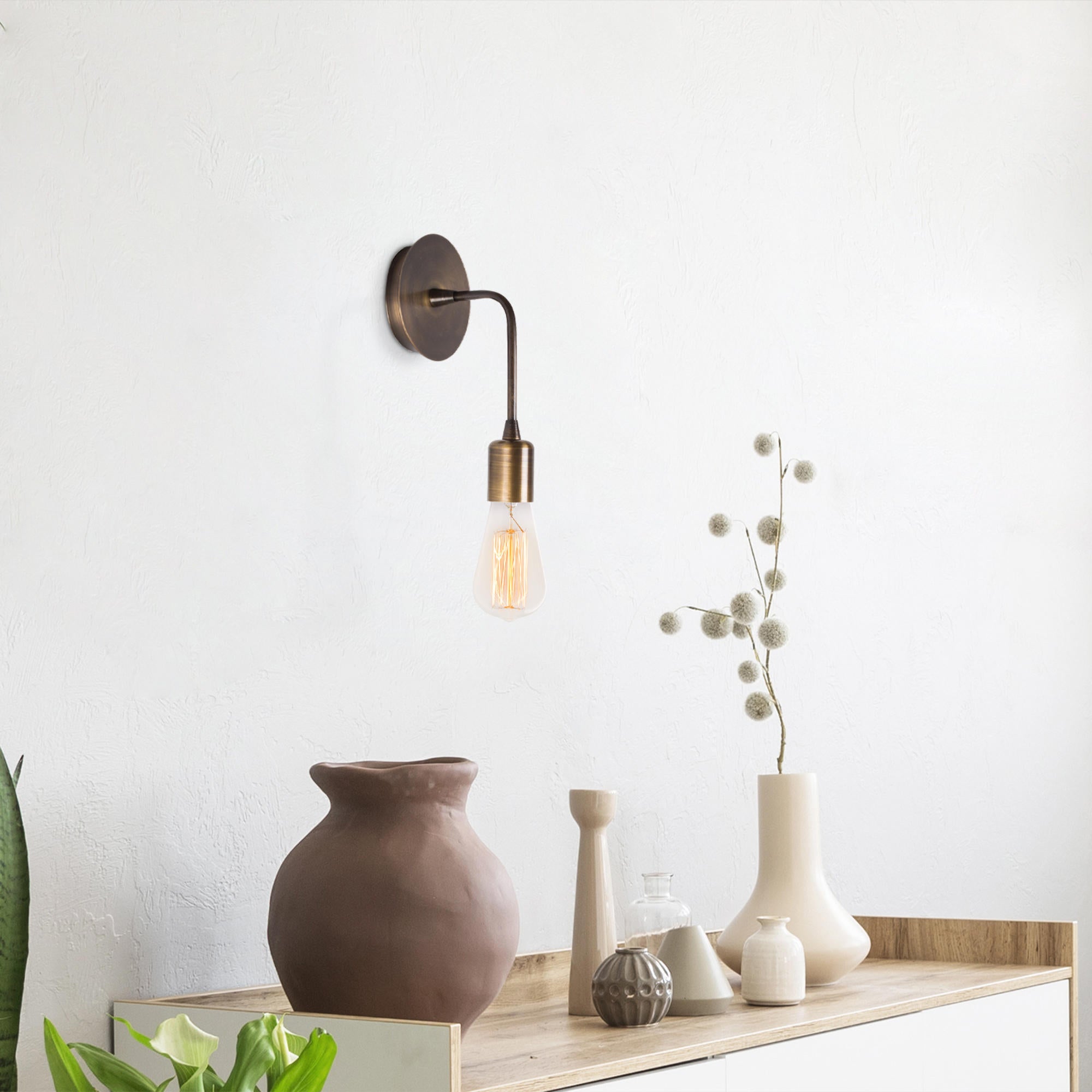 Verleihen Sie Ihrem Raum mit der Dartini Wandleuchte von Opviq einen Hauch von Vintage-Charme und zeitloser Eleganz. Ideal für gemütliche Atmosphären.