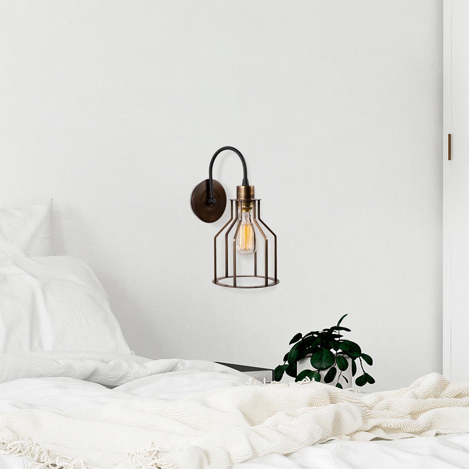 Entdecken Sie die Fellini Wandleuchte in Schwarz Vintage von Opviq. Elegantes Design, warme Beleuchtung und perfekte Funktionalität für Ihr Zuhause.