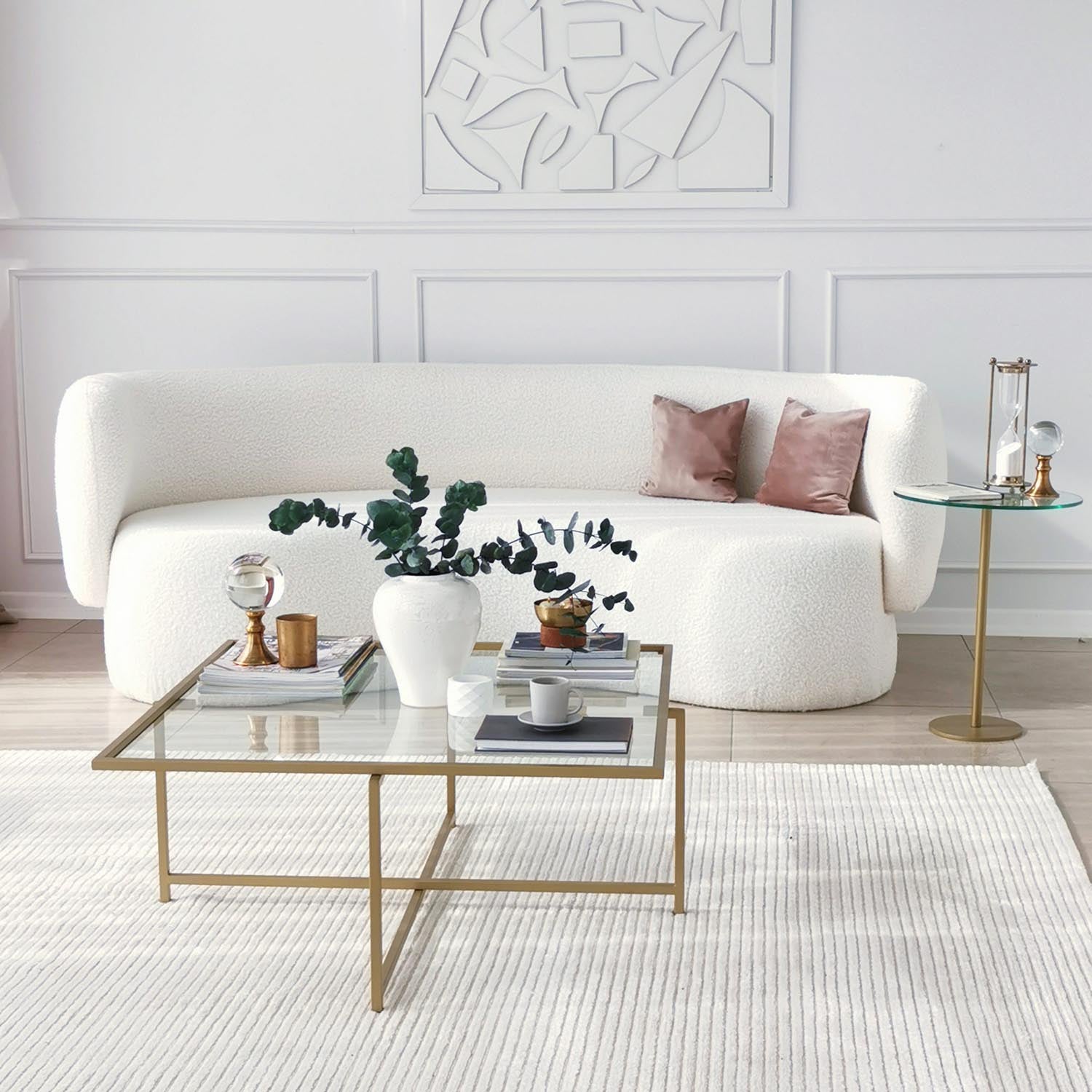 Eleganter Sun S411 Couchtisch in edlem Gold von Hanah Home. Hochwertiges Design mit stabilen Metallbeinen und elegantem Glasoberteil.