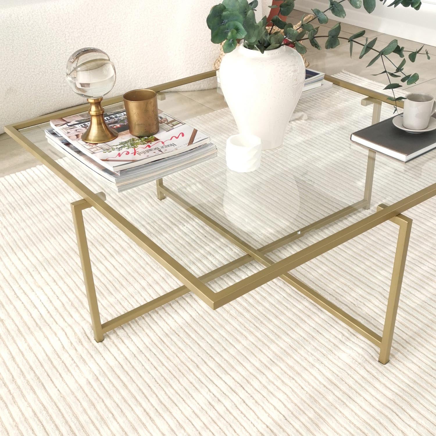Stilvoller Sun S411 Sofatisch in glänzendem Gold von Hanah Home. Perfekte Kombination aus modernem Design und Funktionalität.