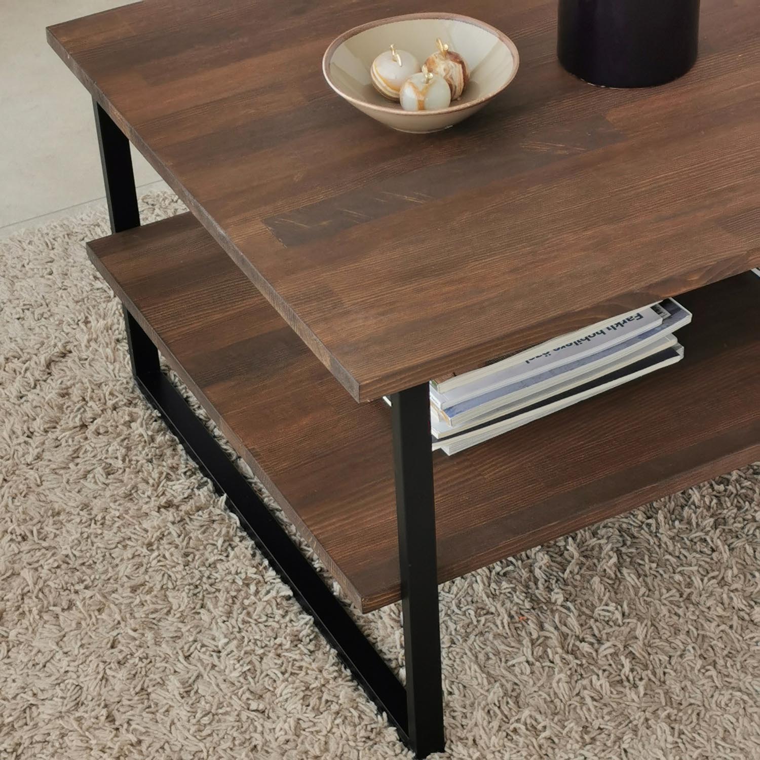 Erleben Sie den Neta Sofatisch in Walnuss von Hanah Home – ein eleganter Couchtisch, der Stil und praktische Nutzung harmonisch verbindet.