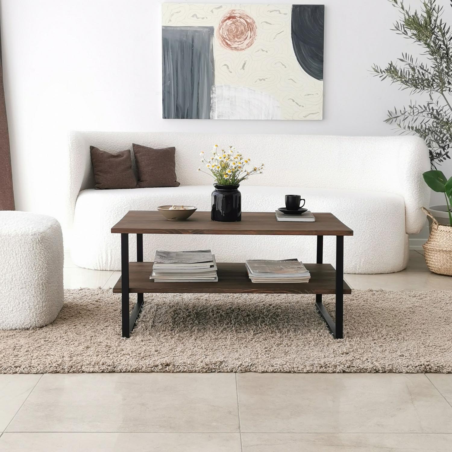 Entdecken Sie den Neta Sofatisch in Walnuss von Hanah Home – ein stilvoller Couchtisch, der Eleganz, Funktionalität und Langlebigkeit vereint.