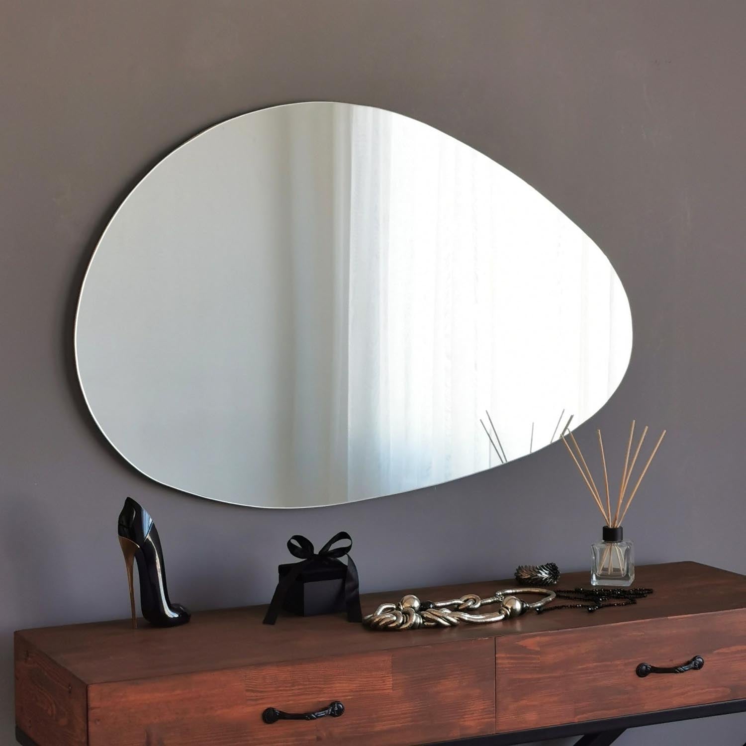Entdecken Sie den eleganten Porto Ayna Spiegel (90x60 cm) in Weiß von Hanah Home – ein stilvolles Highlight für Ihr Zuhause, das Räume vergrößert und aufwertet.