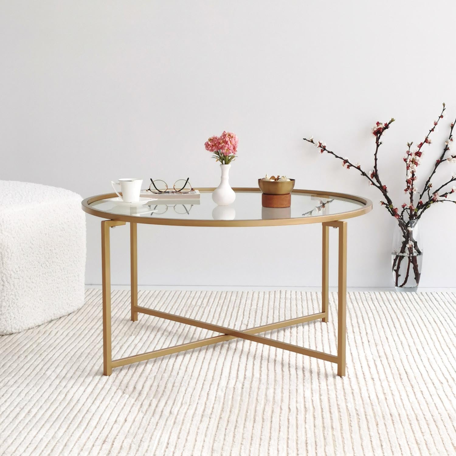 Entdecken Sie den Gold Sun S404 Sofatisch von Hanah Home – ein elegantes Statement aus gehärtetem Glas und Metall, das jeden Raum veredelt.