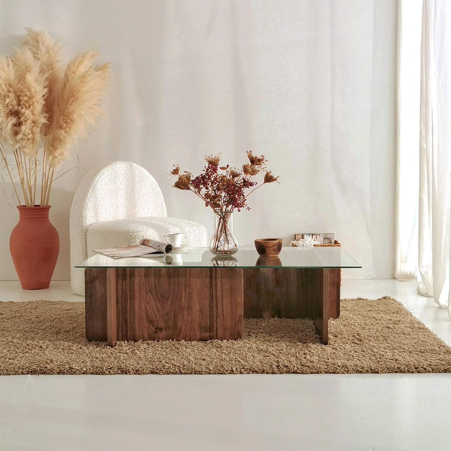 Stilvoller Escape Sofatisch in Walnuss von Hanah Home: Robuste Bauweise aus gehärtetem Glas und melaminharzbeschichteten Spanplatten. Perfekte Ergänzung für Ihr Zuhause.