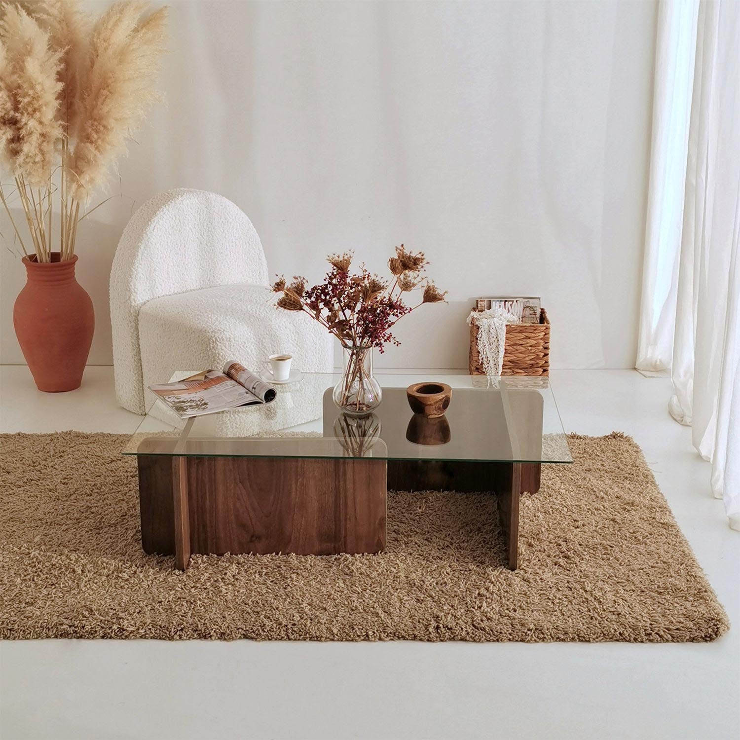 Eleganter Escape Sofatisch von Hanah Home in Walnuss: Hochwertiges Design aus Glas und melaminharzbeschichteten Spanplatten, ideal für jeden Wohnraum.