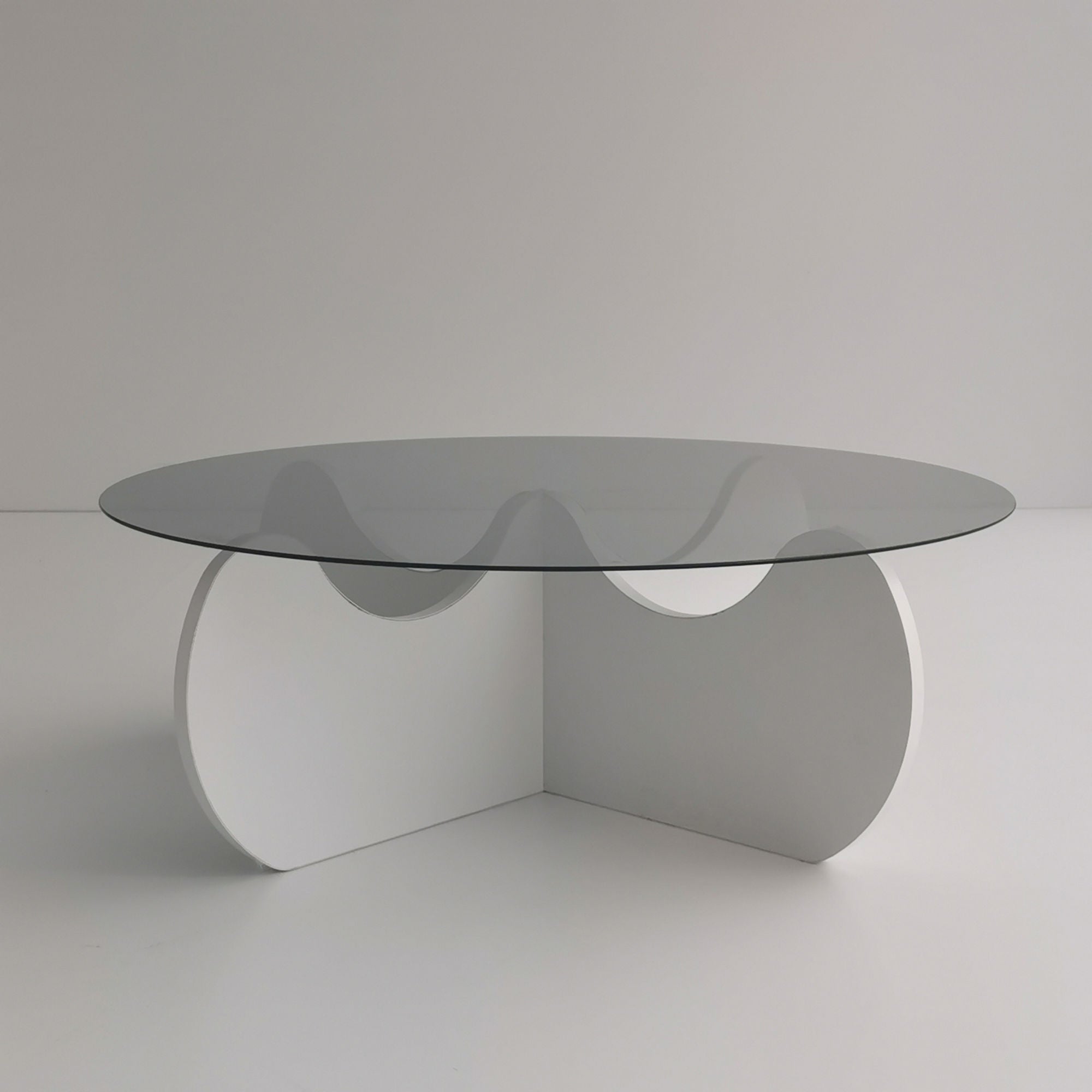 Himalayas in Weiss präsentiert im Onlineshop von KAQTU Design AG. Beistelltisch ist von Hanah Home