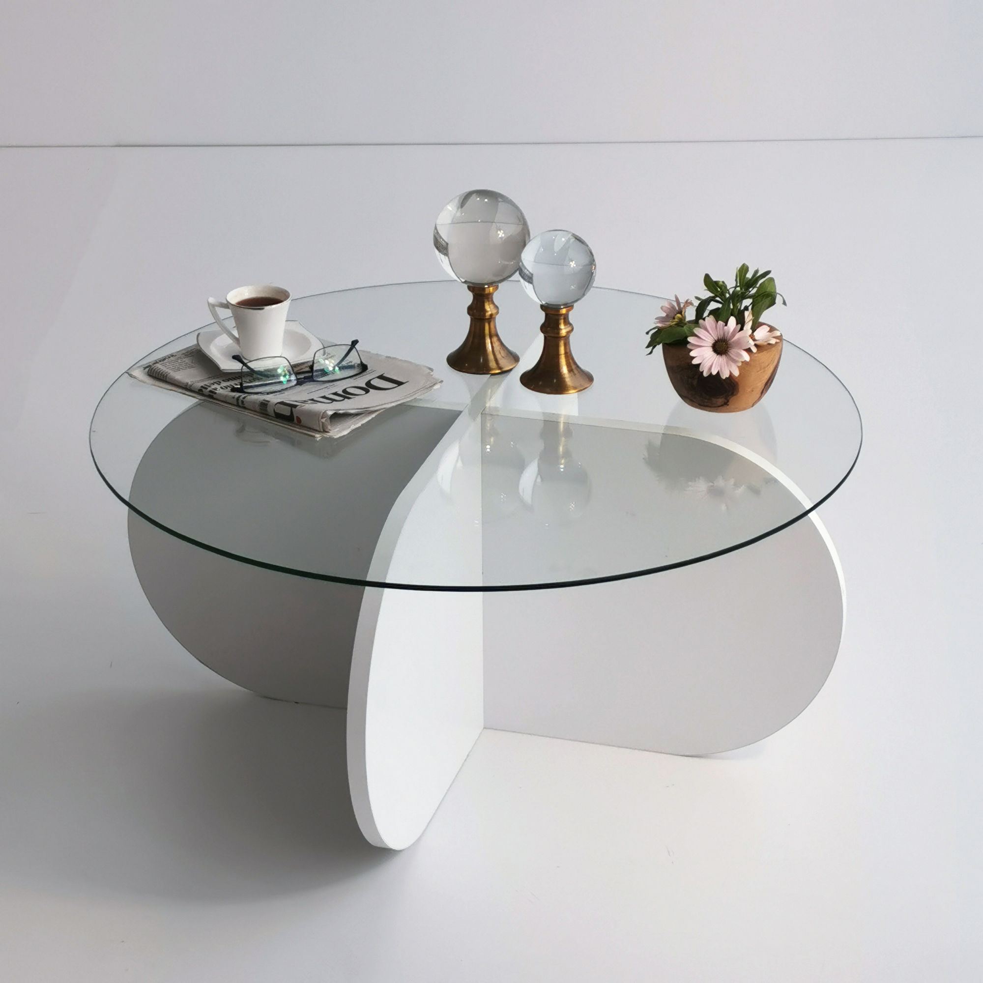 Entdecken Sie den weißen Bubble Sofatisch von Hanah Home – ein moderner Couchtisch, der Leichtigkeit und Eleganz in Ihr Wohnzimmer bringt.